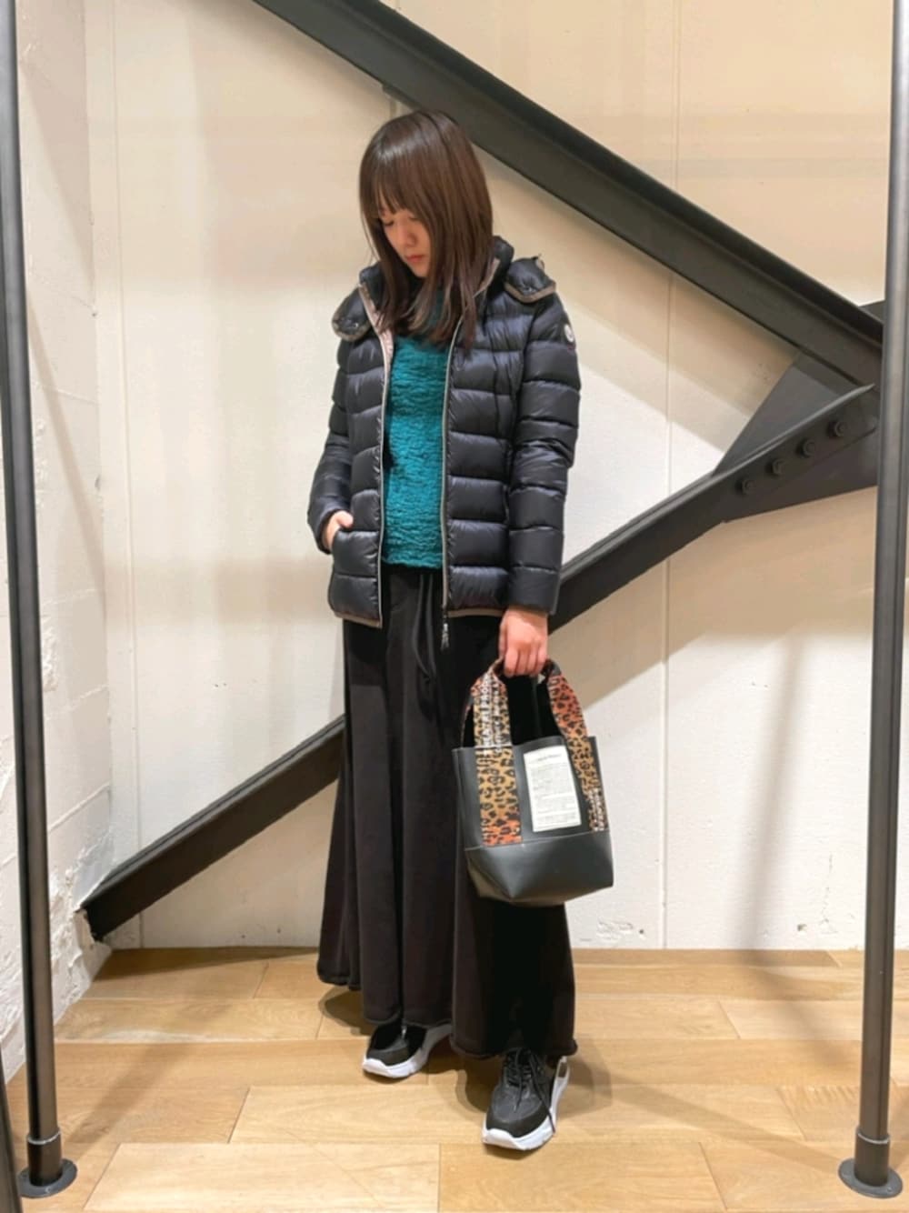 「スニーカー、スカート、ダウンジャケット、シンプル、オトナ女子、黒、カジュアル、今日のコーデ、ロングスカート」｜「CAPEHORNのCAPEHORN（ケープホーン）STELLA ショートナイロンダウンジャケット/12550（ダウンジャケット/コート、ブラック系）」を使った、Yukinob2ndさん（レディース・156cm）の秋コーディネートの1枚目の写真