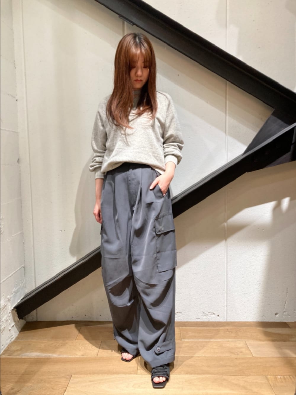 「カーゴパンツ、ミュールサンダル、サンダル、スウェット、パンツスタイル、グレー、ネックレス、オトナ女子、オトナカジュアル、ゆるコーデ、春ファッション」｜「MANOFのMANOF (マノフ) 別注MOON SLASH NECK SWEATS（スウェット、グレー系）」を使った、Yukinob2ndさん（レディース・157cm）の春コーディネートの1枚目の写真