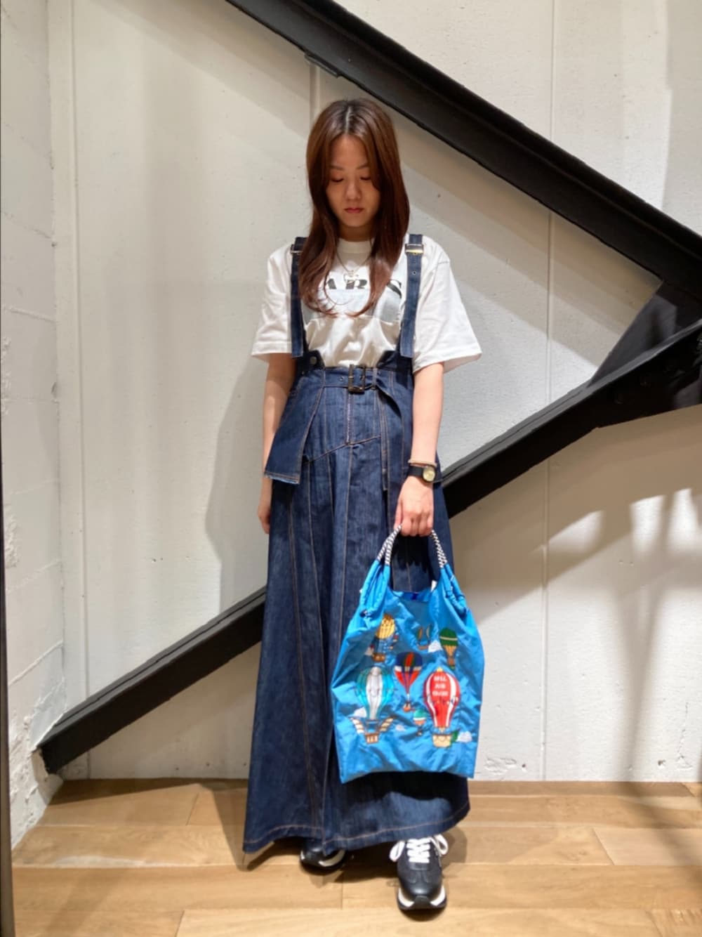 「デニム、ジャンパースカート、ロングスカート、プリントT、ロゴT、スニーカー、黒、白Tシャツ、エコバッグ、休日スタイル、カジュアル」｜「Ball&ChainのBall&Chain(ボールアンドチェーン) ballons/Lサイズ/エコバッグ（エコバッグ/サブバッグ、その他）」を使った、Yukinob2ndさん（レディース・157cm）の秋コーディネートの1枚目の写真
