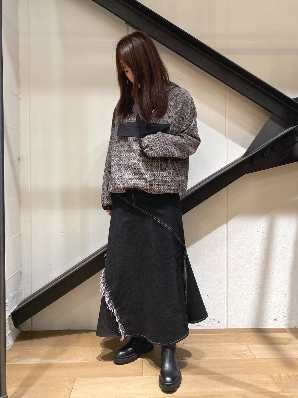 「B2nd、b2nd自由が丘、秋のコーデ、オトナ女子、休日スタイル、ロングスカート、デニムスカート、デニム、パーカー、黒、ブラック」｜「AULA AILAのAULA AILA（アウラ アイラ）別注フレアデニムスカート（スカート、ブラック系）」を使った、Yukinob2ndさん（レディース・157cm）の秋コーディネートの1枚目の写真
