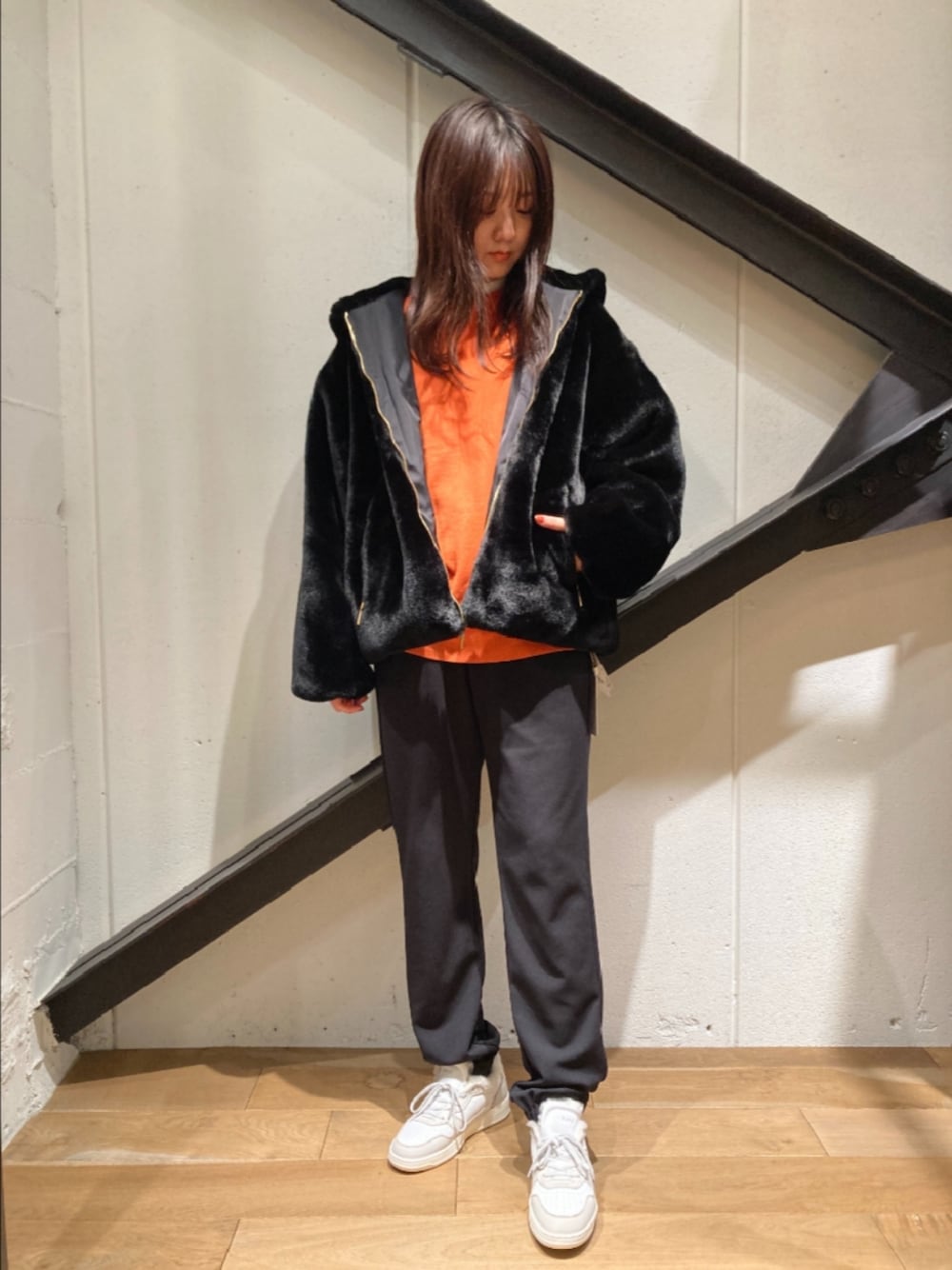 「TATRAS、タトラス、ボア、フェイクファー、ファー、パーカー、ふわふわ、ジョガーパンツ、パンツスタイル、スニーカー、冬コーデ、休日スタイル、カジュアル、シンプル」｜「TATRASのTATRAS(タトラス)YUMOLA ユモラ（ブルゾン、ブラック系）」を使った、Yukinob2ndさん（レディース・157cm）の秋コーディネートの1枚目の写真