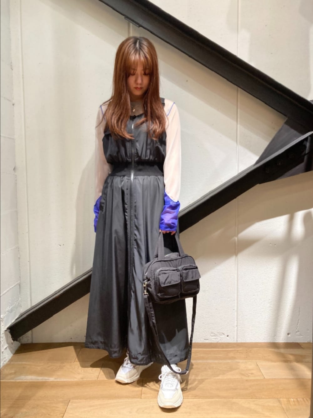 「ワンピース、ジャンパースカート、黒、ブラック、ミニバッグ、シアートップス、スニーカー、白スニーカー、カジュアル、休日スタイル、シンプル、オトナカジュアル」｜「D.A.T.E.のD.A.T.E.（デイト）FUGA DRAGON ホワイトベージュ/W401-FG-DR-HBJ（スニーカー、ホワイト系）」を使った、Yukinob2ndさん（レディース・157cm）の春コーディネートの1枚目の写真