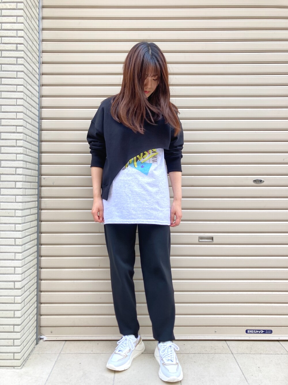 「レイヤードスタイル、スウェット、Tシャツ、プリントT、リブパンツ、ニットパンツ、スニーカー、厚底シューズ、白スニーカー、黒、ブラック、カジュアル、スポーティ」｜「DROIT BELLOのDROIT BELLO(ドロイトベロ) 裏毛カッティングプルオーバー（スウェット、ブラック系）」を使った、Yukinob2ndさん（レディース・157cm）の春コーディネートの1枚目の写真