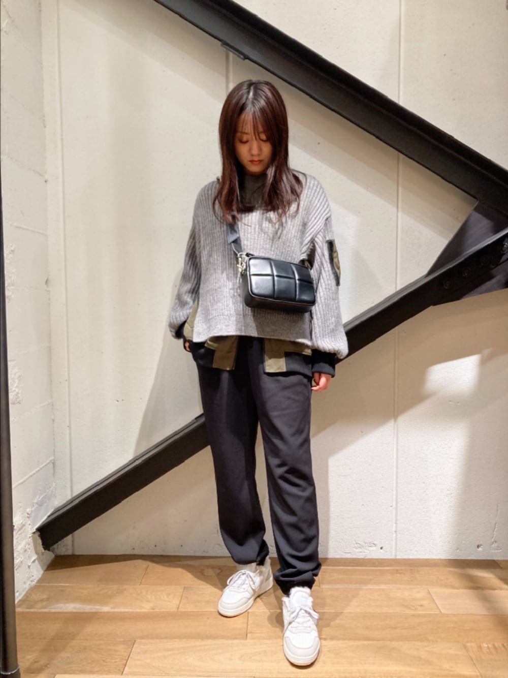 「ニット、レイヤードスタイル、パンツスタイル、黒パンツ、スニーカー、もこもこ、グレー、黒、ブラック、ショルダーバッグ、カジュアル、休日スタイル」｜「D.A.T.E.のD.A.T.E.（デイト）COURT2.0FUR/JAPAN Exclusive/C2F-CO-WYJ（スニーカー、グレー系）」を使った、Yukinob2ndさん（レディース・157cm）の冬コーディネートの1枚目の写真