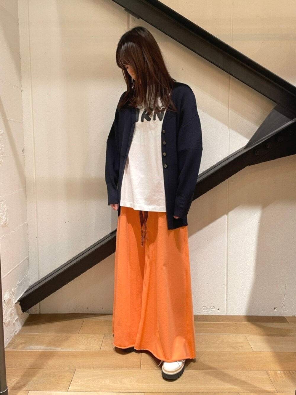 「パンツスタイル、カラーパンツ、レースアップシューズ、スニーカー、カーティガン、白Tシャツ、ロゴT、MARNI、オトナカジュアル、カジュアルコーデ、B2nd、b2nd自由が丘、ネイビー、オレンジ、春コーデ」｜「DROIT BELLOのDROIT BELLO（ドロイトベロ）リブカーデ（カーディガン/ボレロ、ブルー系）」を使った、Yukinob2ndさん（レディース・156cm）の春コーディネートの1枚目の写真
