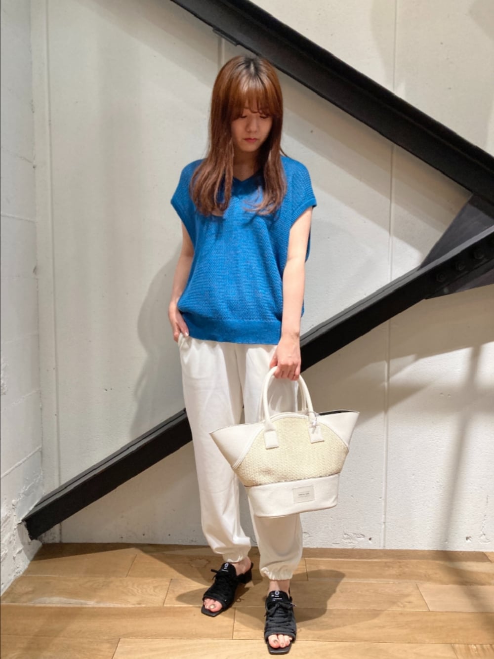 「ベスト、ジョガーパンツ、白パンツ、パンツスタイル、サンダル、ミュール、ブルー、青、かごバッグ、ホワイト、白、夏コーデ、オトナカジュアル、オトナ女子」｜「MAISON MAVERICK PRESENTSのMAISON MAVERICK PRESENTS（メゾン・マベリック・プレゼンツ）ミュールサンダル（サンダル、ブラック系）」を使った、Yukinob2ndさん（レディース・157cm）の春コーディネートの1枚目の写真