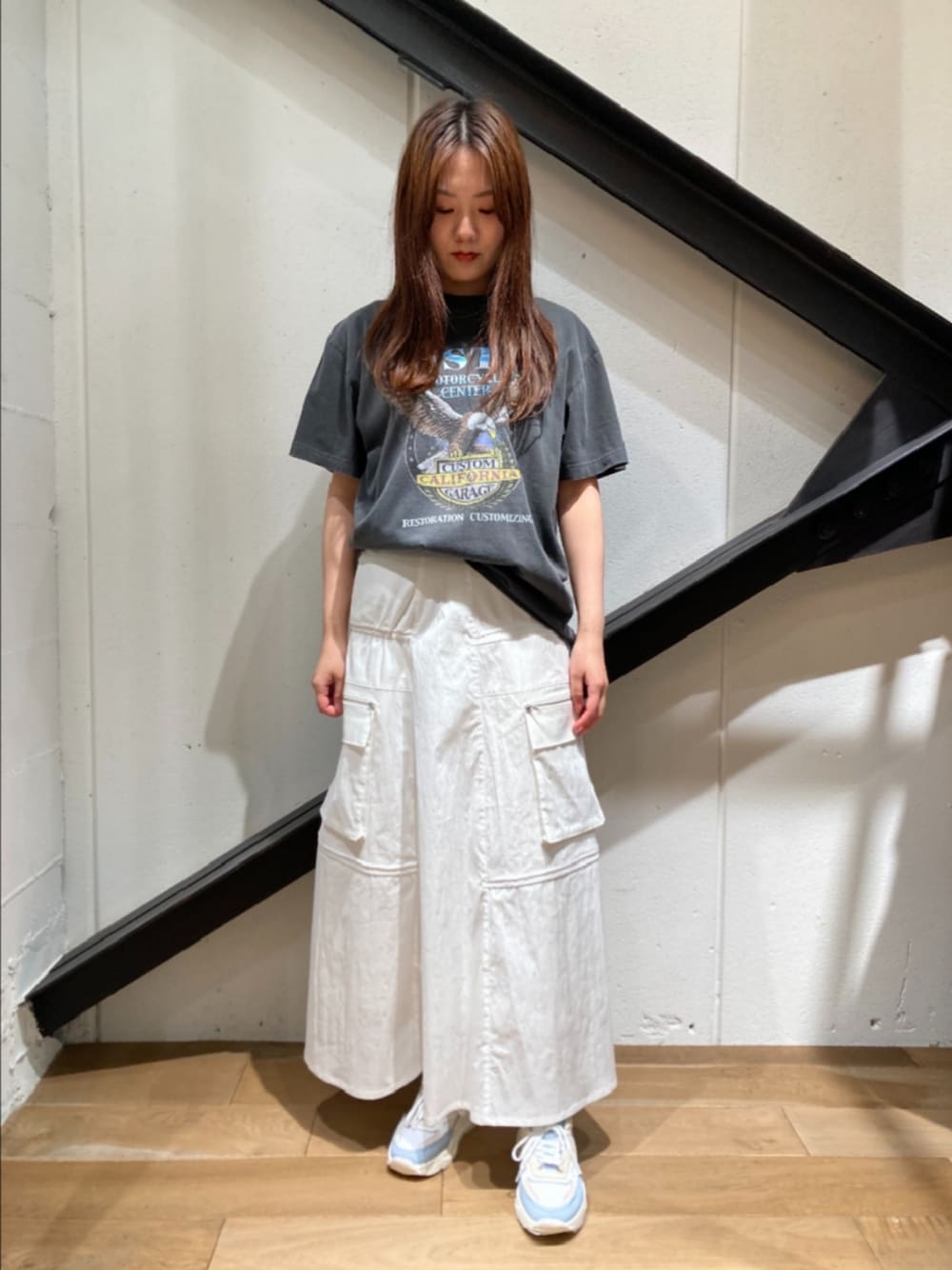 「夏、Tシャツ、Tシャツコーデ、ロゴT、バンドT、スカート、スニーカー、夏コーデ、カジュアル、休日スタイル、ラクチンコーデ、グレー、ホワイト、白、カーゴスカート」｜「GOOD ROCK SPEEDのGOOD ROCK SPEED (グッドロックスピード) 別注イーグルTシャツ（Tシャツ/カットソー、グレー系）」を使った、Yukinob2ndさん（レディース・157cm）の夏コーディネートの1枚目の写真
