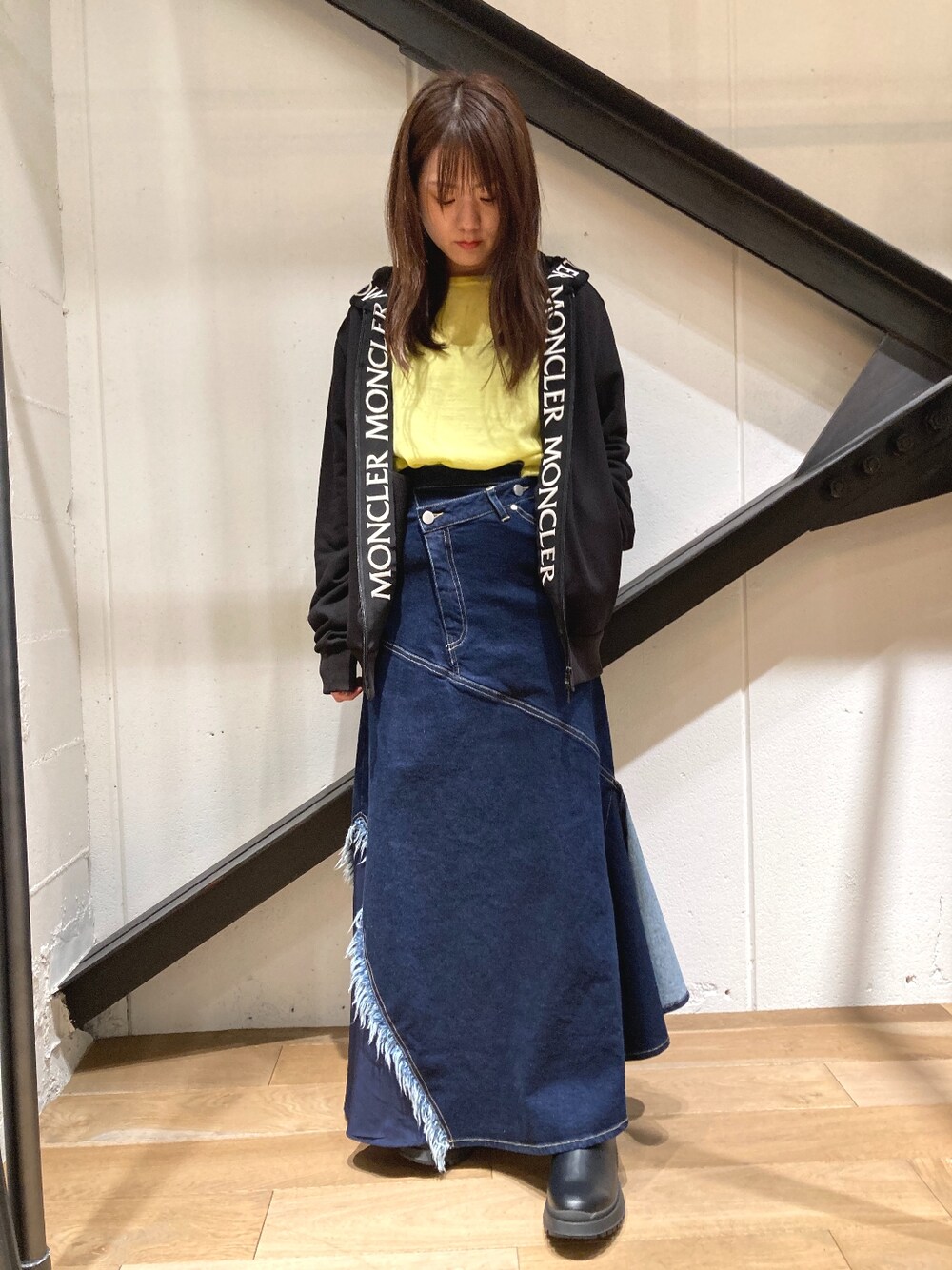 「B2nd、b2nd自由が丘、デニムスカート、スカート、デニム、モンクレール、MONCLER、パーカー、ロゴ、オトナカジュアル、黒、ブラック、ブルー、カラーニット」｜「AULA AILAのAULA AILA（アウラ アイラ）別注フレアデニムスカート（スカート、ブラック系）」を使った、Yukinob2ndさん（レディース・157cm）の秋コーディネートの1枚目の写真