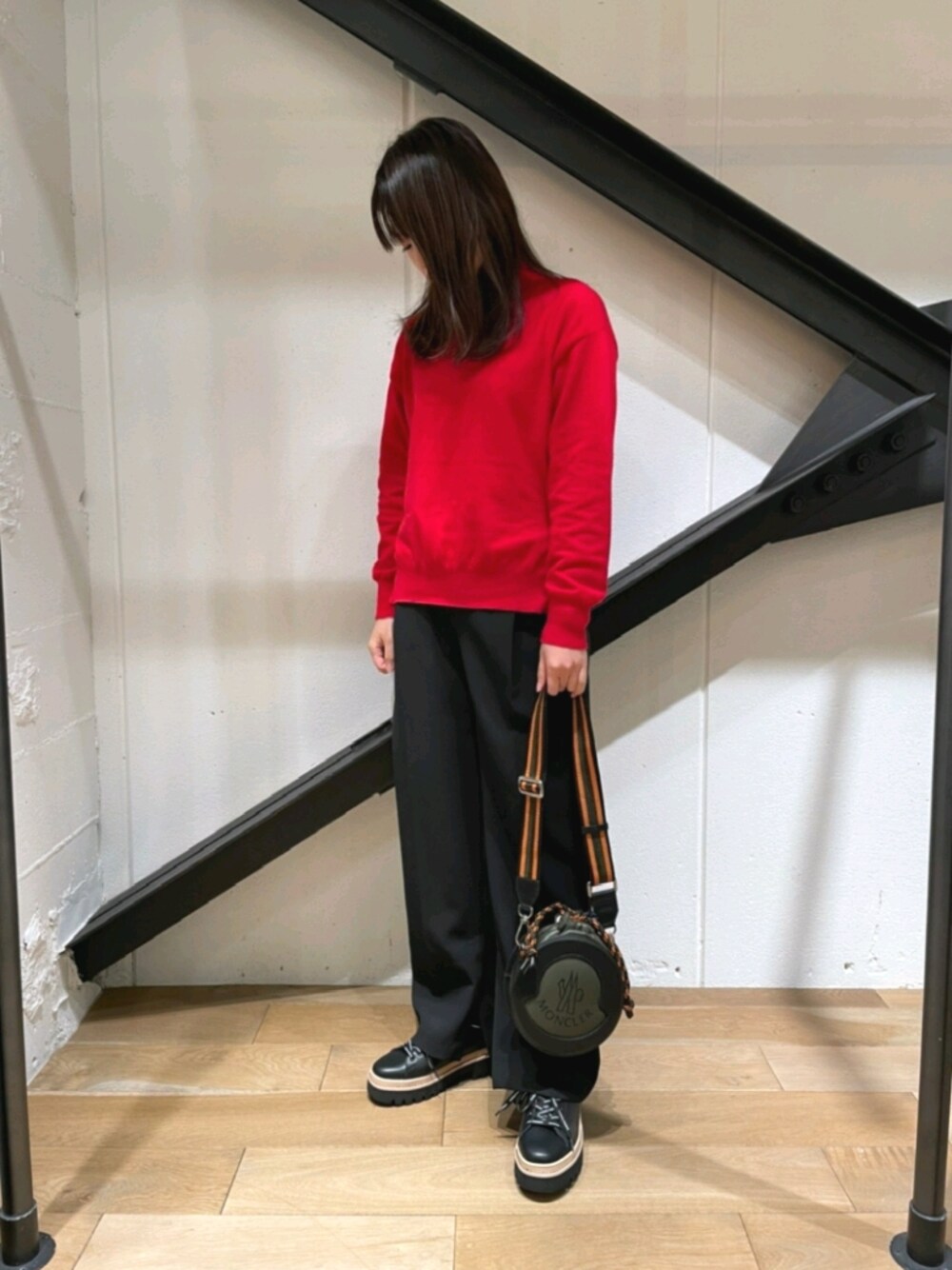 「モンクレール、MONCLER、ワイドパンツ、パンツスタイル、レースアップシューズ、赤、レッド、タートルネック、大人カジュアル、シンプル」｜「MunichのMunich(ミューニック) コットンウールソフトジャージー　タートルネックサイドジッププルオーバー（ニット/セーター、レッド系）」を使った、Yukinob2ndさん（レディース・156cm）の冬コーディネートの1枚目の写真