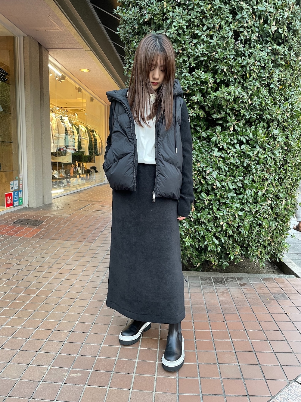 「ダウンジャケット、スカート、ブラック、ワントーンコーデ、ダウン、黒、MONCLER、B2nd、モンクレール、b2nd自由が丘」｜「DROIT BELLOのDROIT BELLO(ドロイトベロ) スソラウンドロングTシャツ２（Tシャツ/カットソー、ホワイト系）」を使った、Yukinob2ndさん（レディース・157cm）の秋コーディネートの1枚目の写真