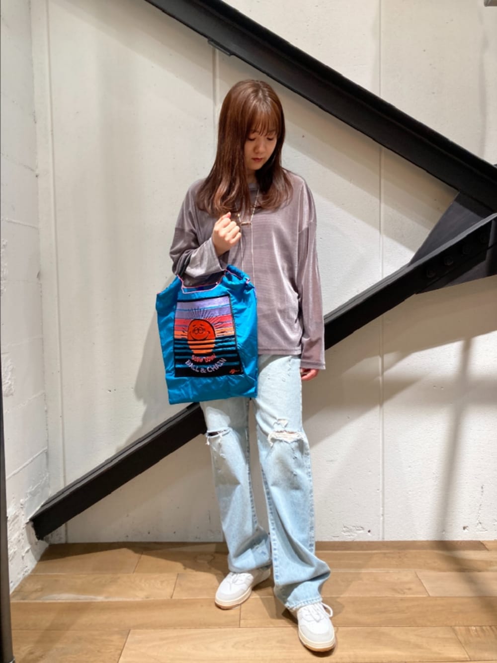 「デニム、パンツスタイル、パンツ、スニーカー、ダメージデニムパンツ、メッシュ、シアー、シアートップス、エコバッグ、オトナカジュアル、休日スタイル、カジュアル」｜「DROIT BELLOのDROIT BELLO（ドロイトベロ）ベロアメッシュプルオーバー（Tシャツ/カットソー、ブラウン系）」を使った、Yukinob2ndさん（レディース・157cm）の春コーディネートの1枚目の写真