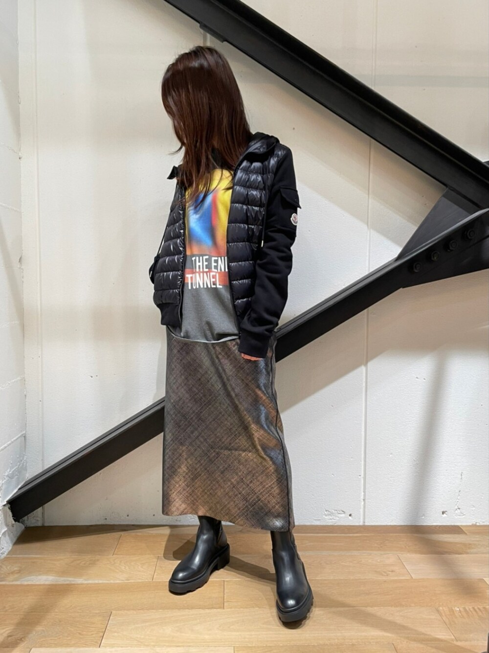 「モンクレール、MONCLER、B2nd、b2nd自由が丘、スカート、タイトスカート、ダウンジャケット、ロゴT、オトナカジュアル、オトナ女子、黒、ブラック、シルバー、冬コーデ」｜「NAKAGAMIのNAKAGAMI(ナカガミ) ロングTシャツ/N0122A0004（Tシャツ/カットソー、ブラック系）」を使った、Yukinob2ndさん（レディース・157cm）の秋コーディネートの1枚目の写真