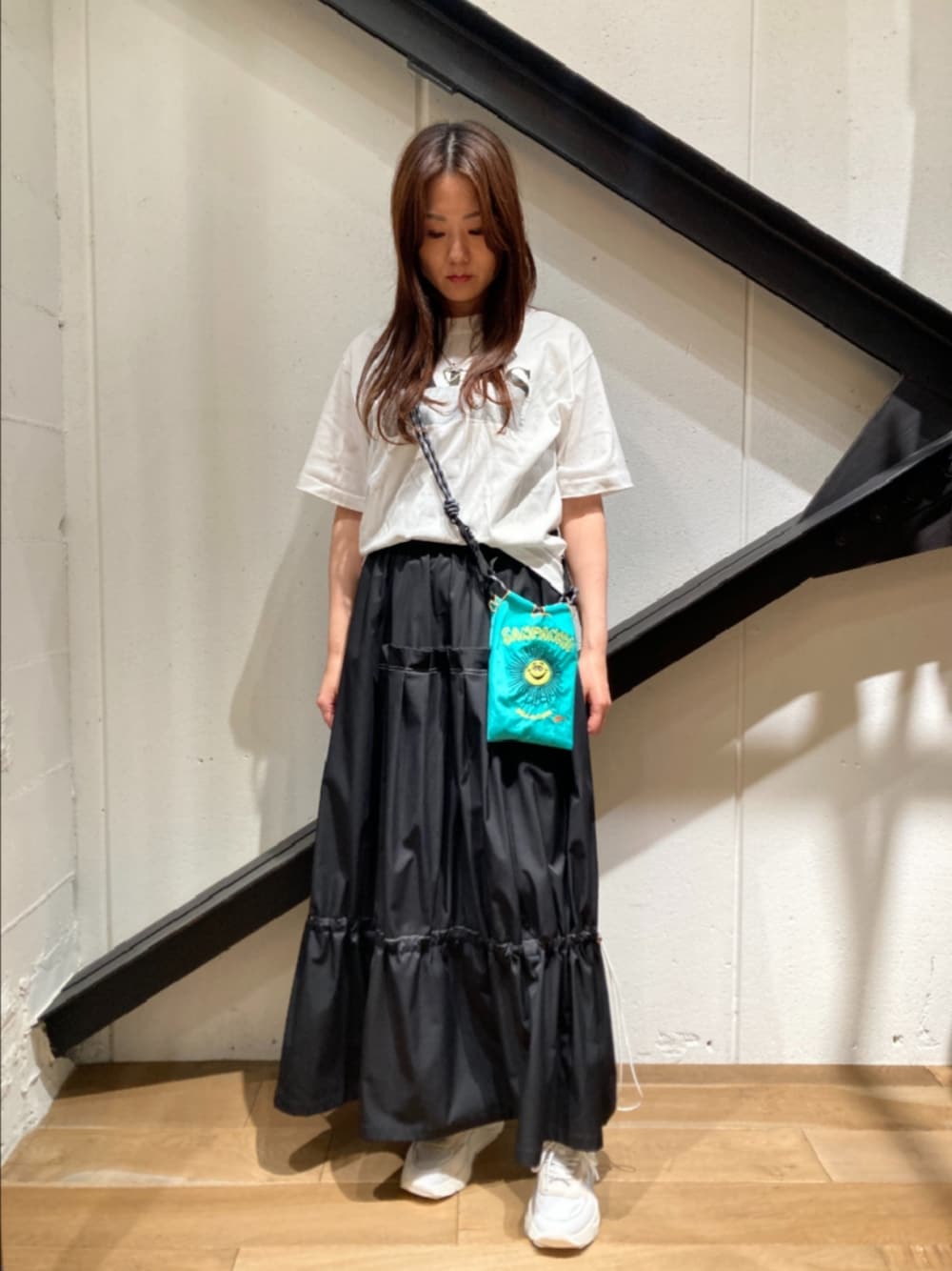 「プリントT、Tシャツ、白Tシャツ、スカート、ロングスカート、スニーカー、白スニーカー、カジュアル、休日スタイル、オトナカジュアル、ラクチンコーデ、ミニバッグ、ショルダーバッグ」｜「DROIT BELLOのDROIT BELLO（ドロイトベロ）SILVERブラッシュPARIS Tシャツ（Tシャツ/カットソー、ホワイト系）」を使った、Yukinob2ndさん（レディース・157cm）の秋コーディネートの1枚目の写真