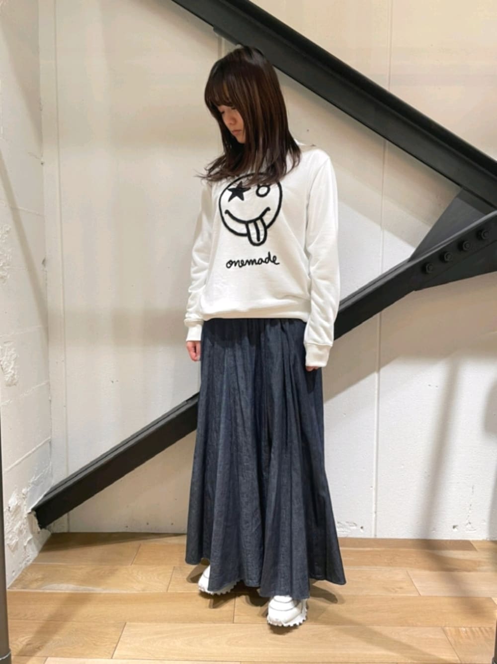 「スウェット、白、ホワイト、ロングスカート、スカート、マキシスカート、デニム、スニーカー、カジュアルコーデ、ニコちゃん、オトナカジュアル」｜「ONE MADEのONE MADE(ワンメイド) ONE-978/コード刺繍スェット（スウェット、ホワイト系）」を使った、Yukinob2ndさん（レディース・156cm）の冬コーディネートの1枚目の写真