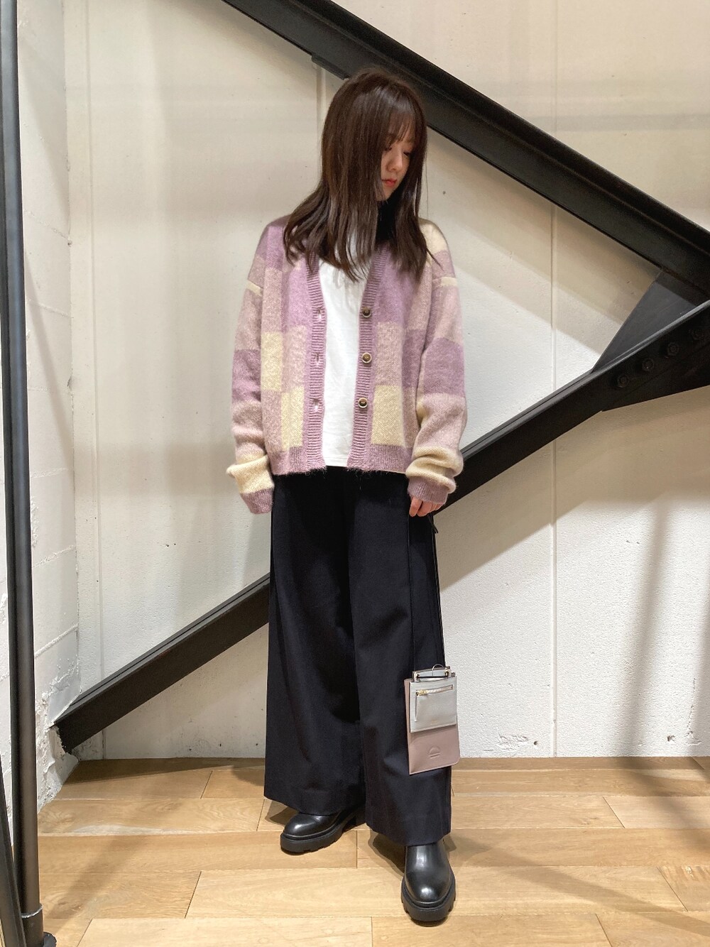 「B2nd、b2nd自由が丘、チェック、カーディガン、ニット、ワイドパンツ、ブーツ、パープル、紫、ピンク、秋コーデ、オトナカジュアル」｜「DROIT BELLOのDROIT BELLO(ドロイトベロ) 両面キモウウォームストレッチパンツ（その他パンツ、ブラック系）」を使った、Yukinob2ndさん（レディース・157cm）の秋コーディネートの1枚目の写真