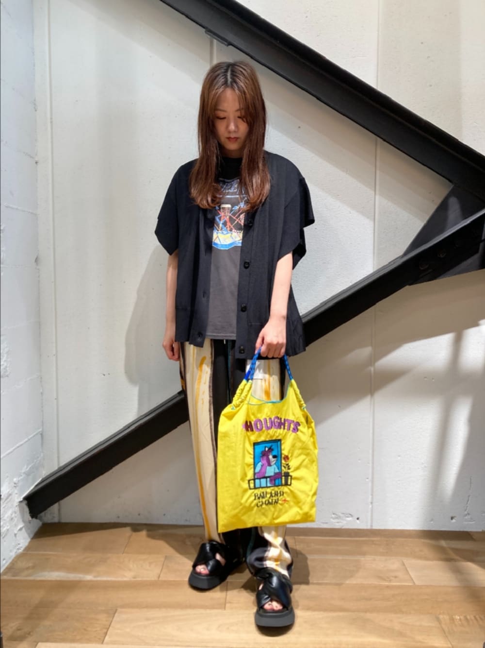 「ジレ、ベスト、カーディガン、柄パンツ、パンツスタイル、サンダル、エコバッグ、プリントT、Tシャツ、カジュアル、オトナカジュアル、休日スタイル」｜「GOOD ROCK SPEEDのGOOD ROCK SPEED (グッドロックスピード)　QUEEN Tシャツ/クイーン（Tシャツ/カットソー、グレー系）」を使った、Yukinob2ndさん（レディース・157cm）の夏コーディネートの1枚目の写真