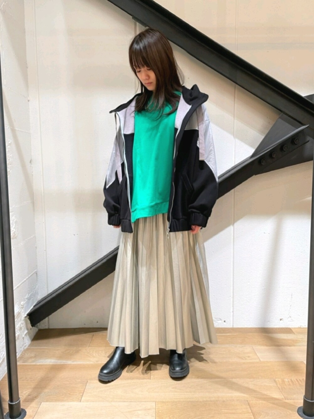 「グリーン、緑、プリーツスカート、エコレザー、フェイクレザー、ロングスカート、パーカー、ブーツ、カジュアル、シルバー、黒、フリース」｜「AULA AILAのAULA AILA（アウラ アイラ）別注ビックジップアップパーカー（パーカー、ブラック系）」を使った、Yukinob2ndさん（レディース・156cm）の冬コーディネートの1枚目の写真