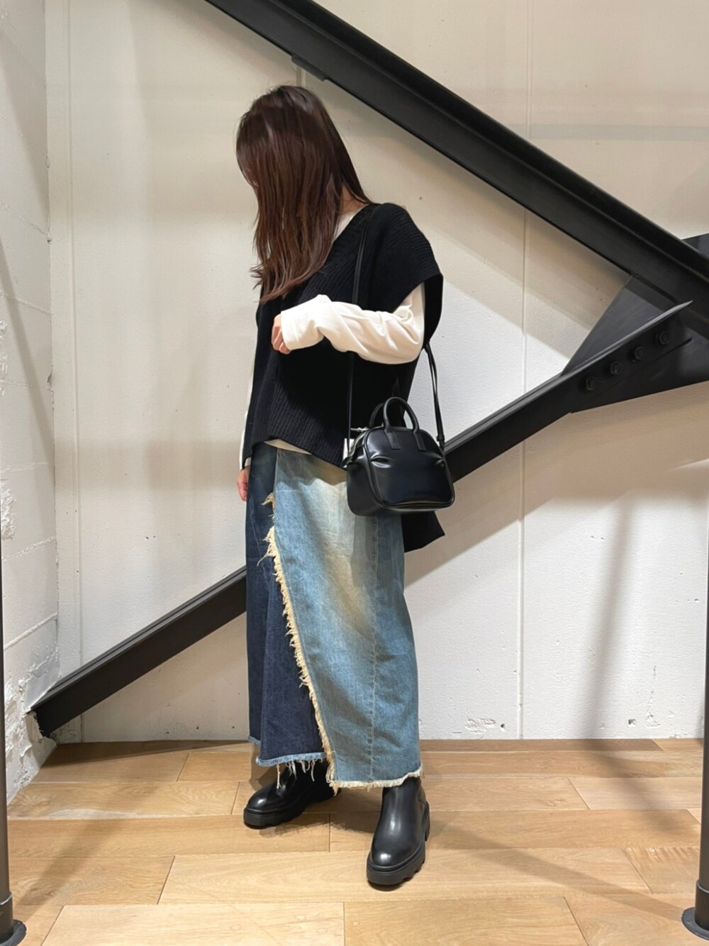 「B2nd、b2nd自由が丘、ブーツ、ロングスカート、ベスト、レイヤードスタイル、ロンT、白、黒、休日スタイル、きれいめカジュアル、秋のコーデ、オトナカジュアル」｜「ASHのASH（アシュ）MAGMA / サイドゴアブーツ（ブーツ、ブラック系）」を使った、Yukinob2ndさん（レディース・157cm）の夏コーディネートの1枚目の写真