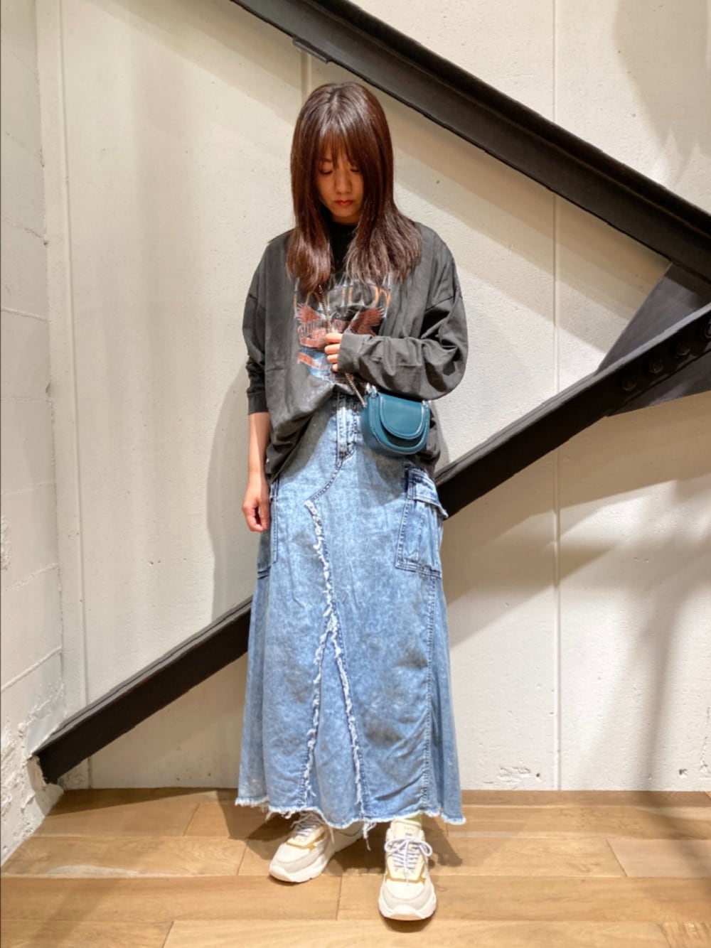 「スニーカー、厚底シューズ、デニムスカート、デニム、スカート、ロングスカート、ロンT、プリントT、ロゴT、ミニバッグ、チェーンバッグ、カットソー、オトナカジュアル、カジュアル」｜「GOOD ROCK SPEEDのGOOD ROCK SPEED (グッドロックスピード) イーグルロングTシャツ/ブラック（Tシャツ/カットソー、ブラック系）」を使った、Yukinob2ndさん（レディース・157cm）の秋コーディネートの1枚目の写真