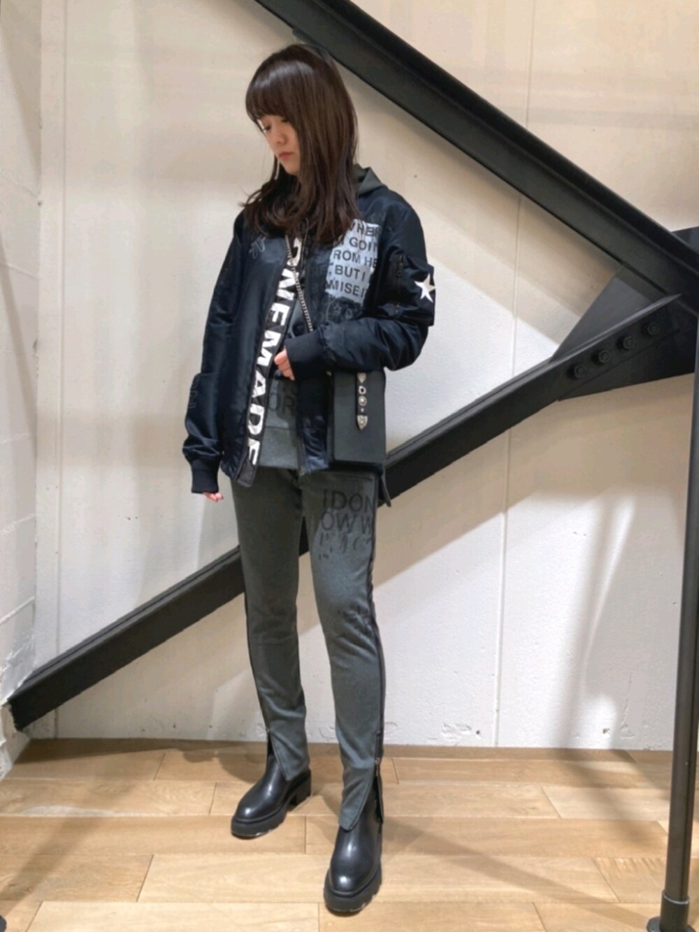 「ミニバッグ、セットアップ、ジャージ、スウェット、スウェットパンツ、グレー、チャコールグレー、ブルゾン、黒、ブラック、パーカー」｜「ONE MADEのONEMADE（ワンメイド）サイドZIP パーカー（パーカー、グレー系）」を使った、Yukinob2ndさん（レディース・156cm）の冬コーディネートの1枚目の写真
