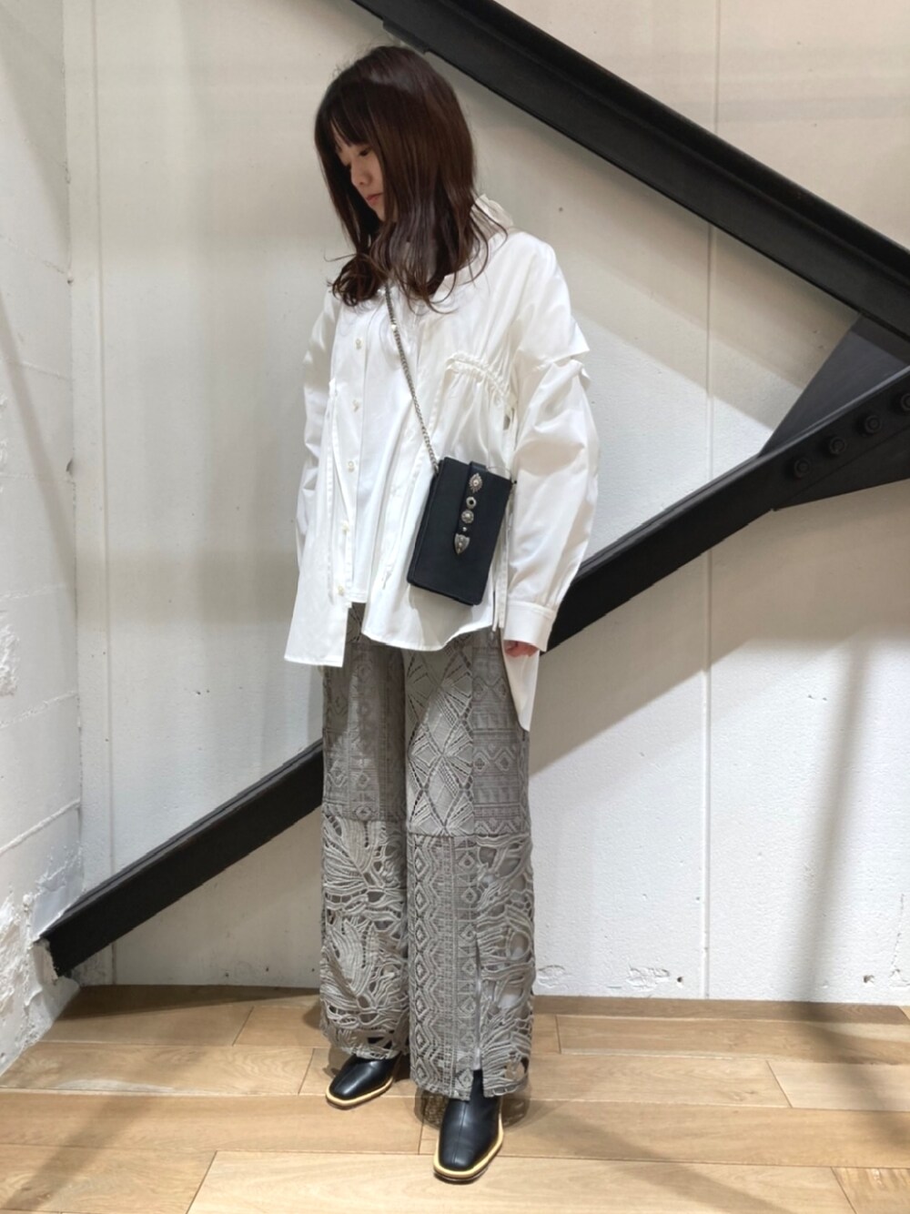 「白シャツ、シャツスタイル、レースパンツ、ワイドパンツ、パンツスタイル、ブーツ、春コーデ、お出かけコーデ、レース、大人カジュアル、カジュアル」｜「RITOのアイテム（シャツ/ブラウス、ホワイト系）」を使った、Yukinob2ndさん（レディース・156cm）の冬コーディネートの1枚目の写真
