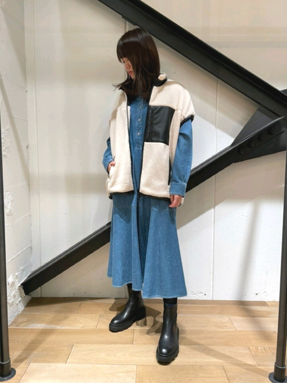 「ワンピース、デニム、デニムワンピース、ボア、ボアジャケット、ベスト、リバーシブル、ブーツ、オフホワイト、白、カジュアル」｜「RisleyのRisley(リズレー) リバーシブルボアベスト（ブルゾン、ホワイト系）」を使った、Yukinob2ndさん（レディース・156cm）の冬コーディネートの1枚目の写真