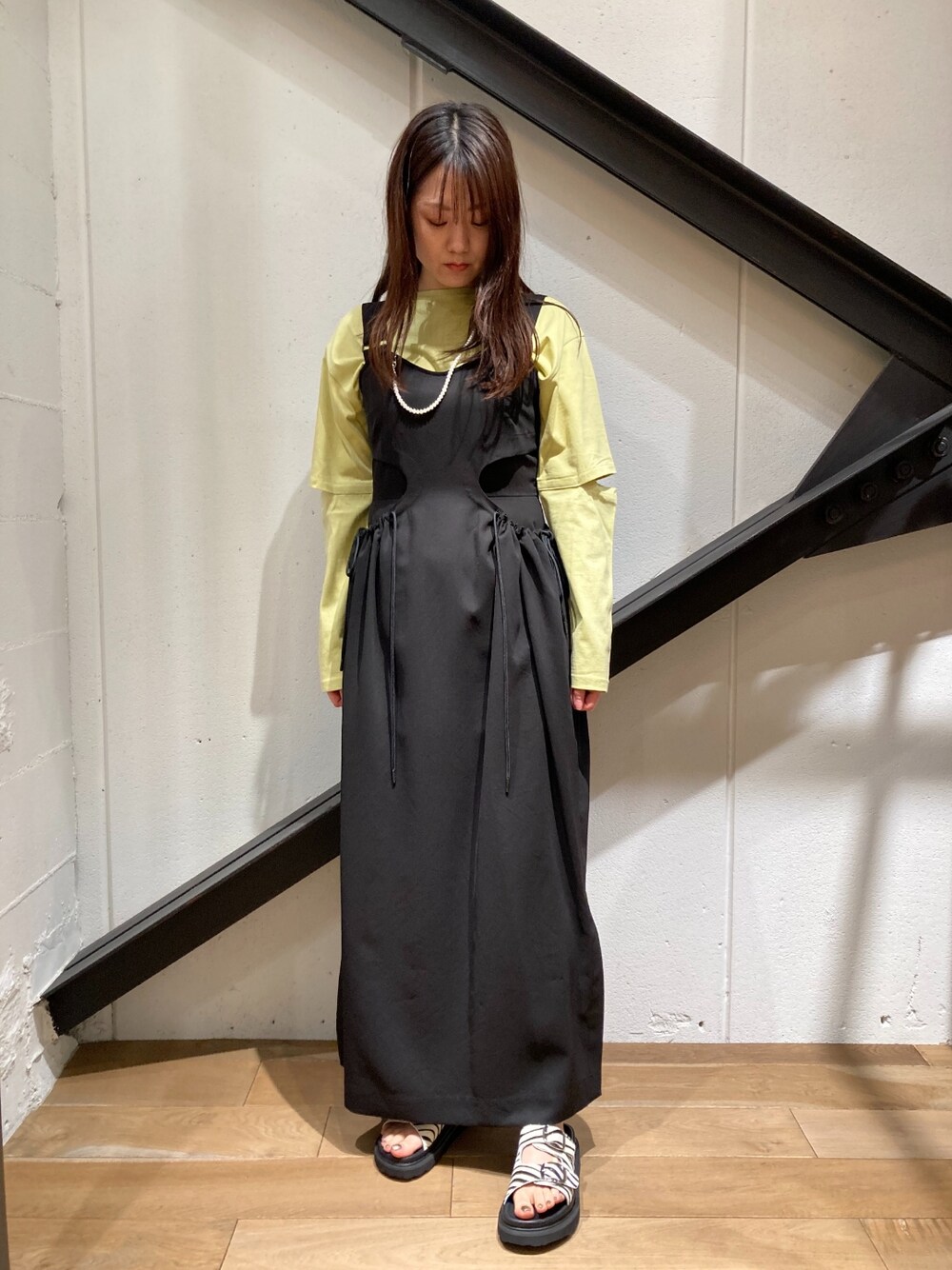 「ワンピース、ロングワンピース、黒、ブラック、サンダル、ゼブラ柄、ネックレス、パールネックレス、春コーデ、オトナカジュアル、オトナ女子、シンプル」｜「B'2ndのANTHOM(アントム) エルボーホールTOPS（Tシャツ/カットソー、グリーン系）」を使った、Yukinob2ndさん（レディース・157cm）の春コーディネートの1枚目の写真