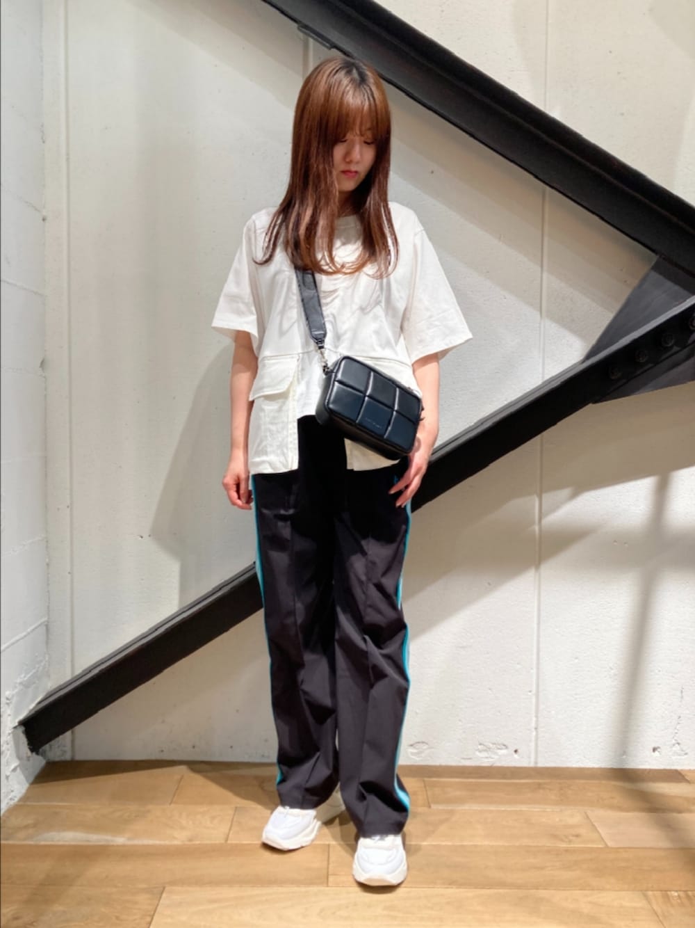 「トラックパンツ、パンツスタイル、ラインパンツ、ジャージ、白Tシャツ、Tシャツ、スニーカー、白スニーカー、ラクチンコーデ、休日スタイル、メンズライク」｜「ADD CULUMNのADD CULUMN(アドカラム) PUFF - CROSSBODY E（ショルダーバッグ、ブラック系）」を使った、Yukinob2ndさん（レディース・157cm）の春コーディネートの1枚目の写真