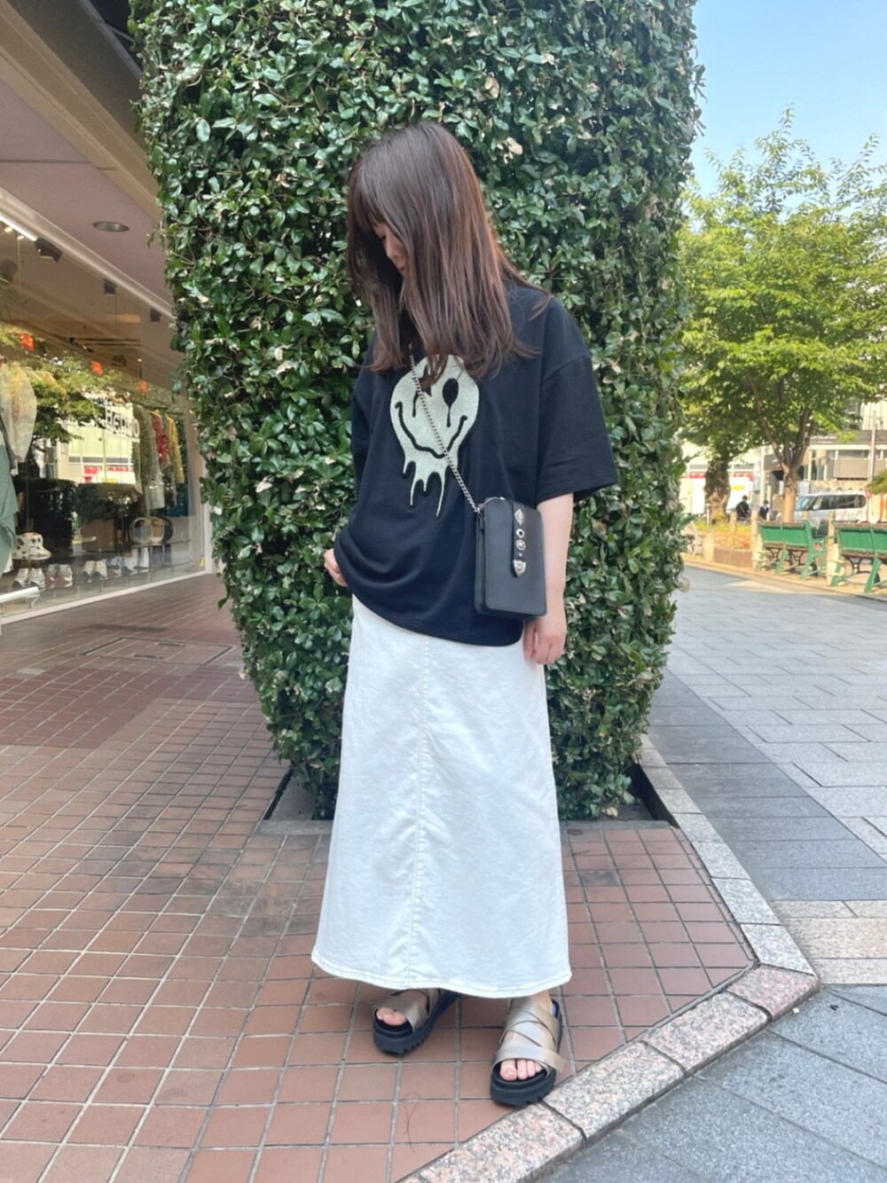 「B2nd、b2nd自由が丘、デニムスカート、スカート、デニム、白、黒、ホワイト、ootd、楽チンコーデ、サンダル、ニコちゃん、スマイル、夏コーデ」｜「ONE MADEのONE MADE(ワンメイド)サガラシシュウニコTシャツ/ブラック（Tシャツ/カットソー、ブラック系）」を使った、Yukinob2ndさん（レディース・157cm）の夏コーディネートの1枚目の写真