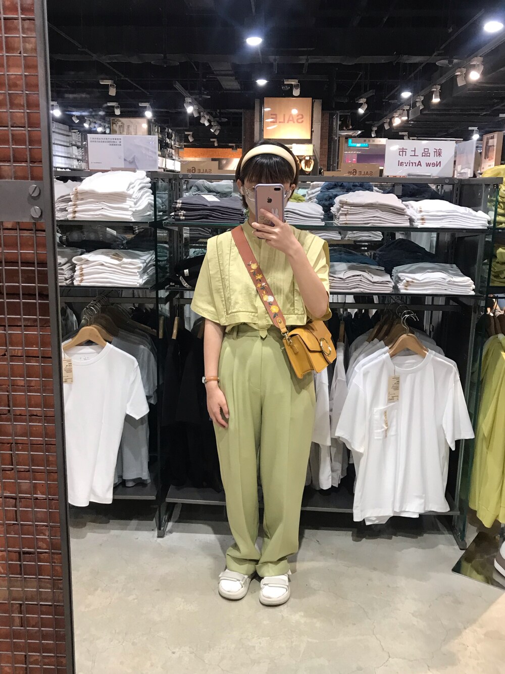 「KBF好きさんと繋がりたい、夏、ピスタチオ、カラーパンツ、ビッグカラー、休日スタイル」｜「KBFのセンタープレスWIDEストレートパンツ（その他パンツ、グリーン系）」を使った、Nita🇹🇼さん（レディース・155cm）の夏コーディネートの1枚目の写真