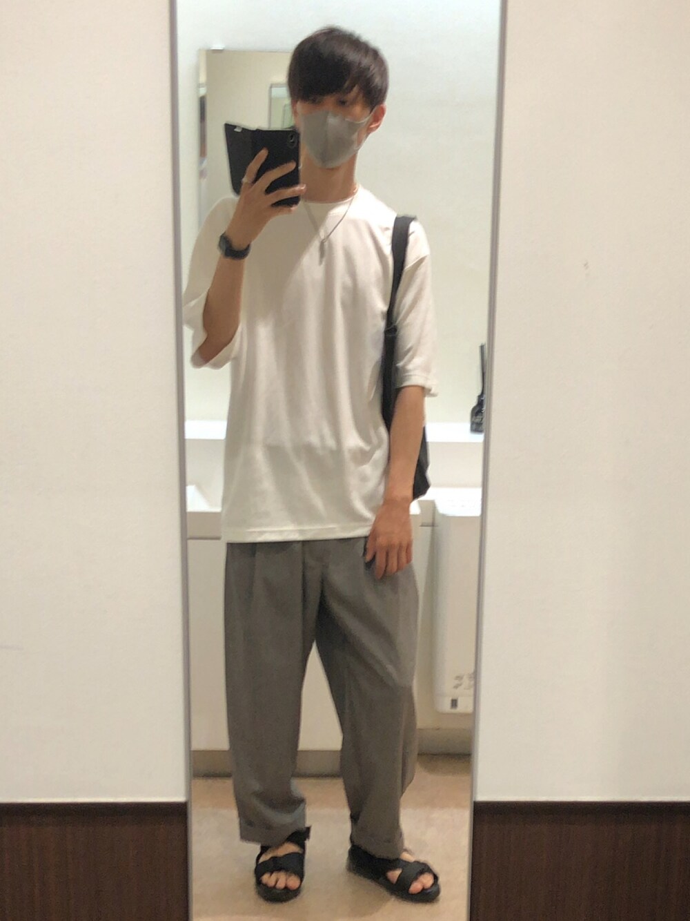 「DOOPZのアイテム（スラックス、グレー系）」を使った、たさん（メンズ・183cm）の夏コーディネートの1枚目の写真