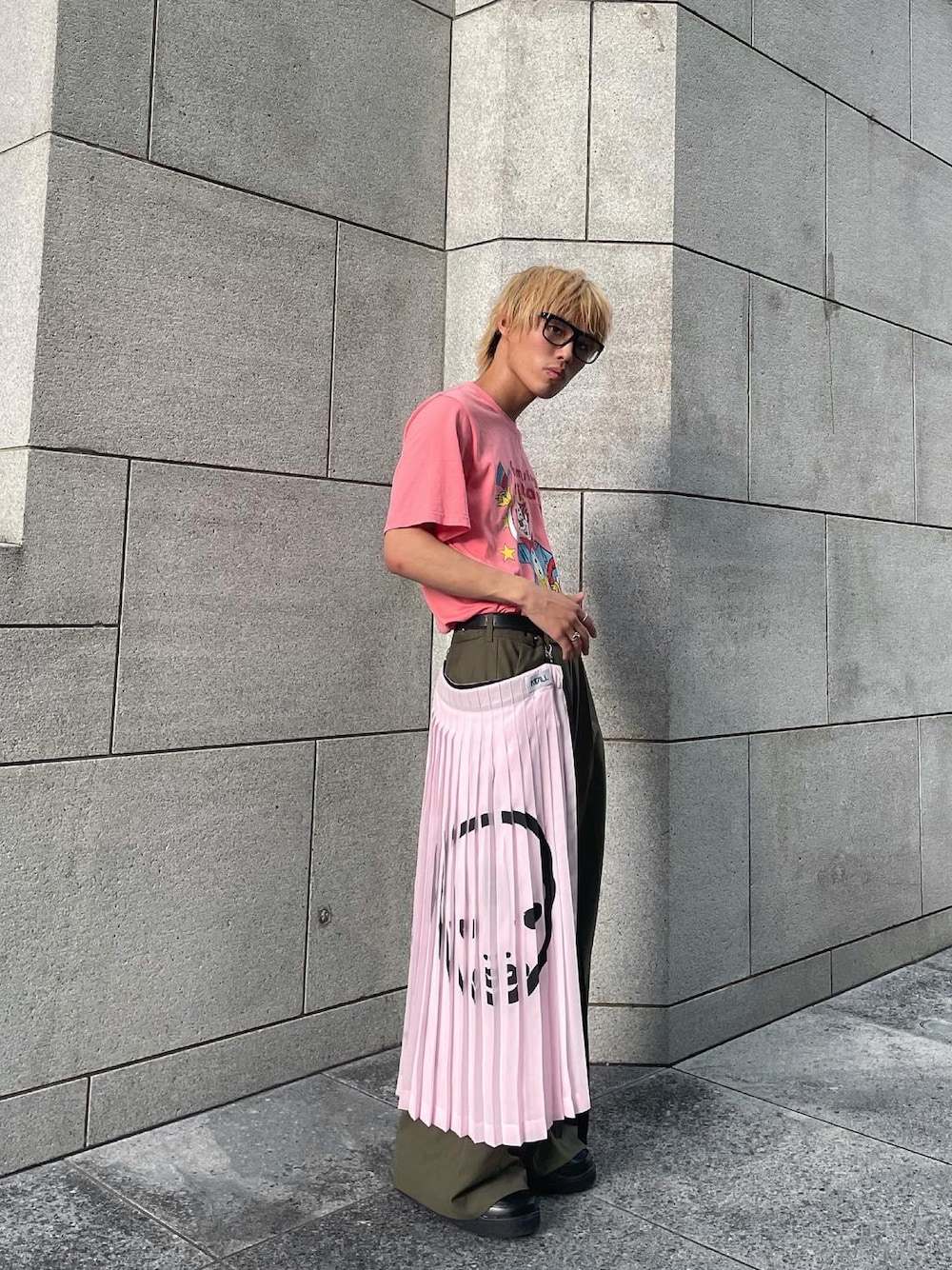 「だから秋服が好き、秋コーデ、メンズスカート、休日スタイル、秋服、ストリートMIX、モードストリート、モード、ワイドパンツ、ピンクコーデ」｜「MARTINE ROSEのアイテム（Tシャツ/カットソー、ピンク系）」を使った、Kazumaさん（メンズ・172cm）の秋コーディネートの1枚目の写真