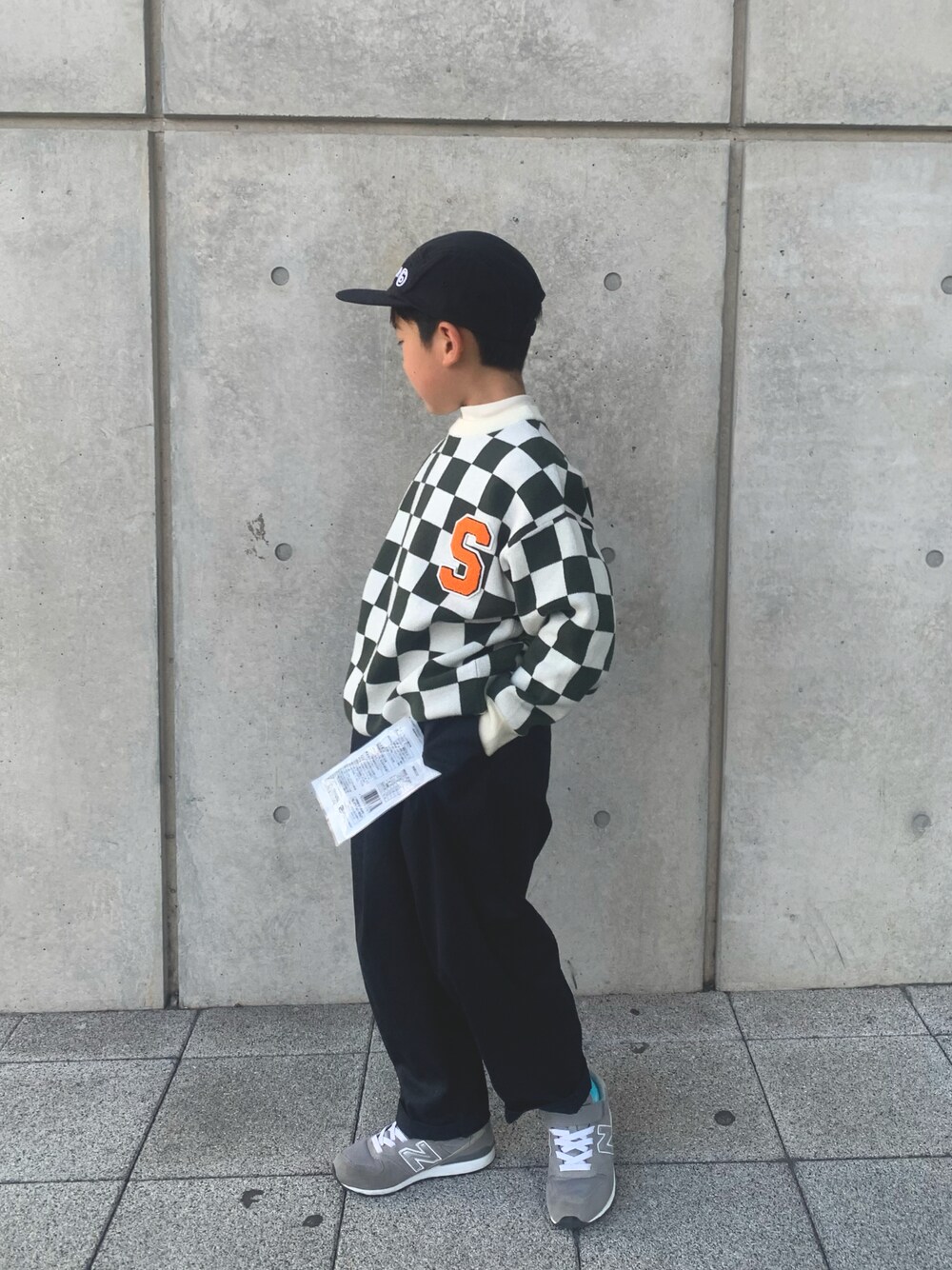 「ニット、冬コーデ、チェッカー柄、MM6、男の子、小学生、シンプルコーデ、キャップ、ZARA、BREEZE」｜「BREEZEの2way 変形サルエルパンツ（その他パンツ、ブラック系）」を使った、MIさん（キッズ・120cm）の冬コーディネートの1枚目の写真