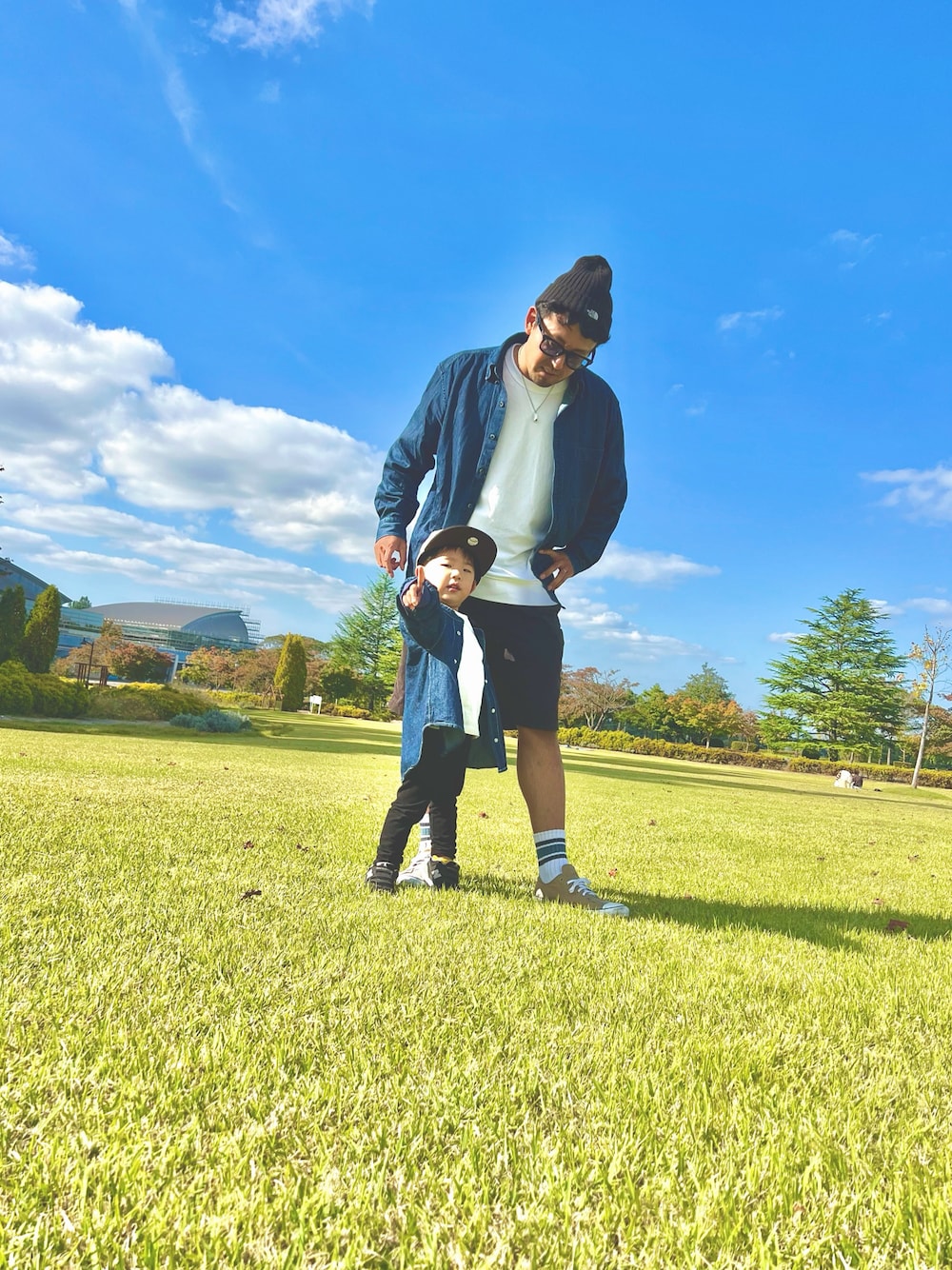 「NEW BALANCEのアイテム（スニーカー、ブラック系）」を使った、HarUtaさん（メンズ・178cm）の秋コーディネートの1枚目の写真