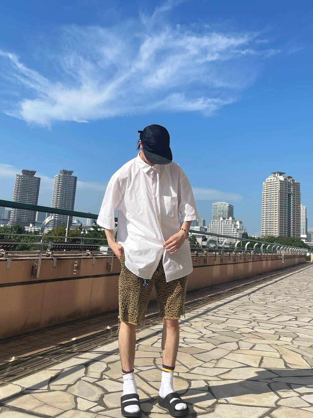 「夏コーデ、おしゃれさんと繋がりたい、レオパード、豹柄、白シャツ、サンダル、instagramフォローお願いします、フォローミー、いいね、save、フォローお願いします🤑」｜「Hender SchemeのHender Scheme(エンダー スキーマ) reverse nyln cap（キャップ、ブラック系）」を使った、たかあきさん（メンズ・179cm）の夏コーディネートの1枚目の写真