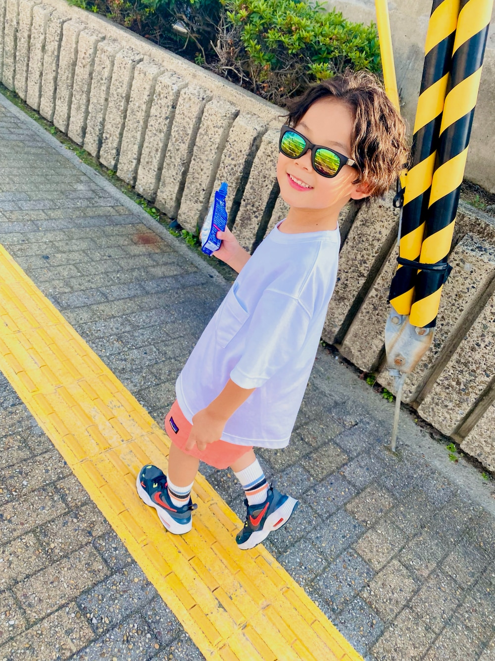 「シャツスタイル、男の子、白Tシャツ、カラーパンツ、おしゃれさんと繋がりたい、おしゃれキッズ、ツイストパーマ、パーマキッズ」｜「UNIQLOのアイテム（Tシャツ/カットソー、ホワイト系）」を使った、totoさん（キッズ・120cm）の夏コーディネートの1枚目の写真