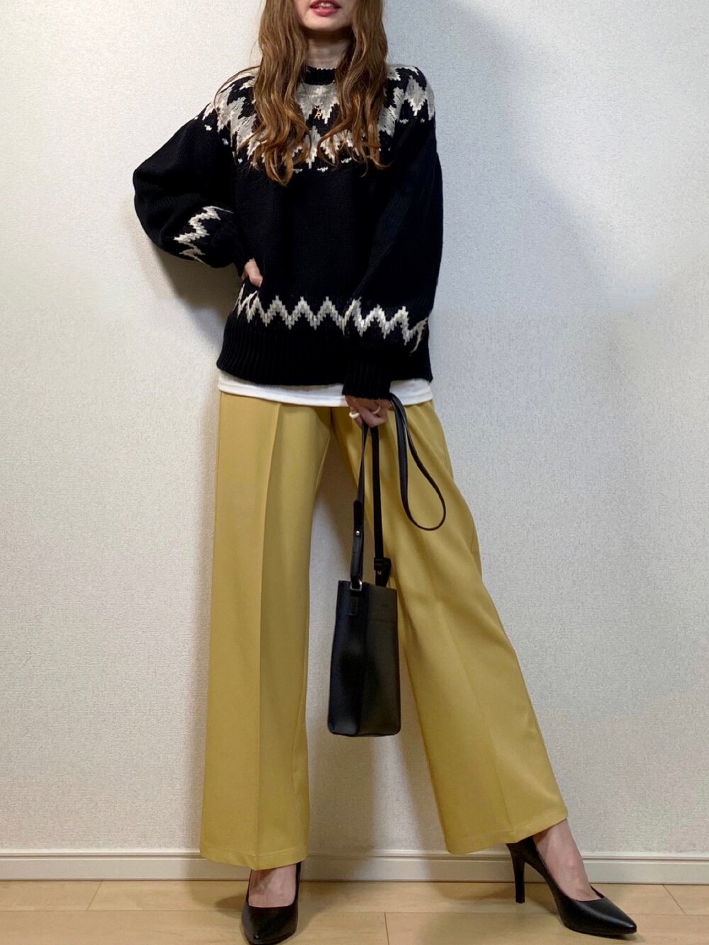 「ニット、パンプス、カラーパンツ、チャンピオン、GU、ヒールパンプス、ノルディックセーター、ノルディック柄、ストレートパンツ、GRL、イエローパンツ、秋冬コーデ、スクエアバッグ、センタープレスパンツ、RECTANGLE」｜「rectangleのアイテム（ニット/セーター、ブラック系）」を使った、高野軍曹さん（レディース・158cm）の秋コーディネートの1枚目の写真