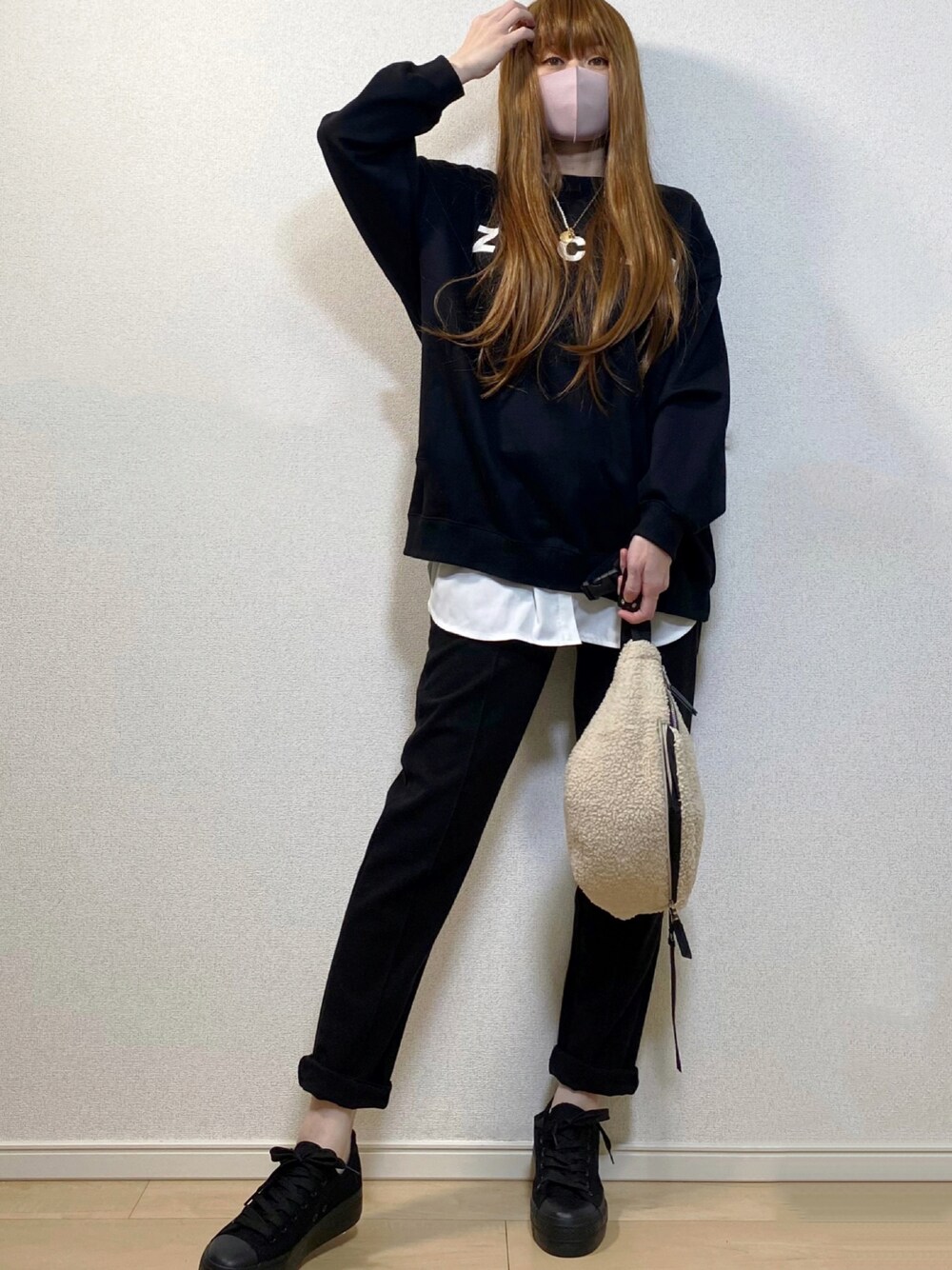 「テーパードパンツ、スウェット、スニーカー、ブラックコーデ、ZARA、レイヤードスタイル、ロゴスウェット、zucca、モノトーンコーデ、厚底スニーカー、黒パンツ、ボディバッグ、黒スニーカー、shein、パステルマスク」｜「cross marcheの【PASTEL MASK /パステルマスク パステルマスク 天然オイル配合 肌にしっとり 洗って使える3Ｄマスク（マスク、ブラウン系）」を使った、高野軍曹さん（レディース・158cm）の秋コーディネートの1枚目の写真