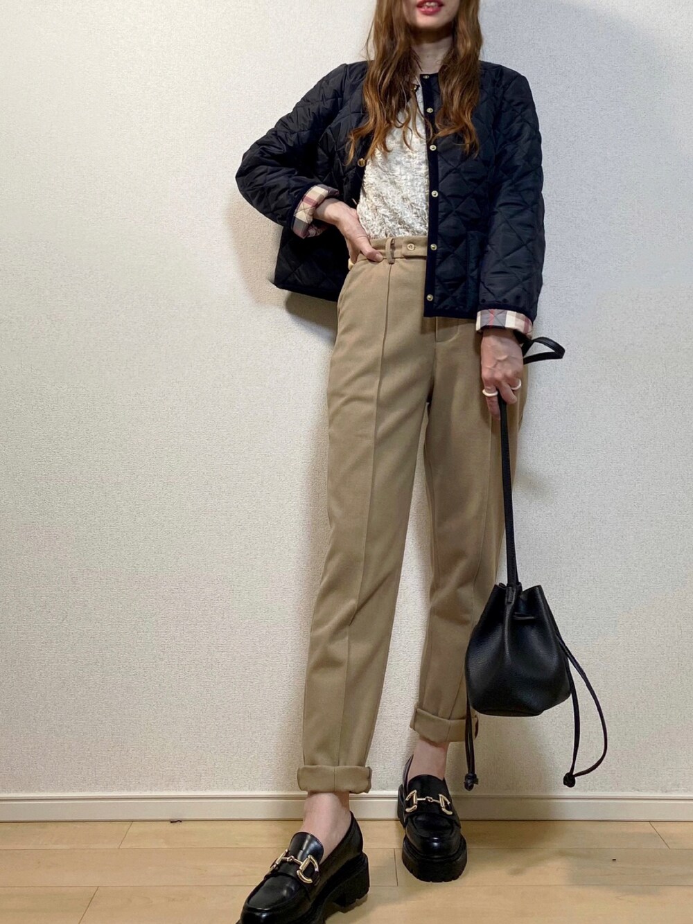 「テーパードパンツ、カジュアル、ローファー、H&M、冬コーデ、タンクトップ、ビットローファー、巾着バッグ、厚底シューズ、きれいめカジュアル、キルティングジャケット、MACKINTOSH PHILOSOPHY、秋コーデ、秋冬コーデ、JUNOAH」｜「JUNOAHのバックゴムテーパードパンツ（その他パンツ、ベージュ系）」を使った、高野軍曹さん（レディース・158cm）の秋コーディネートの1枚目の写真