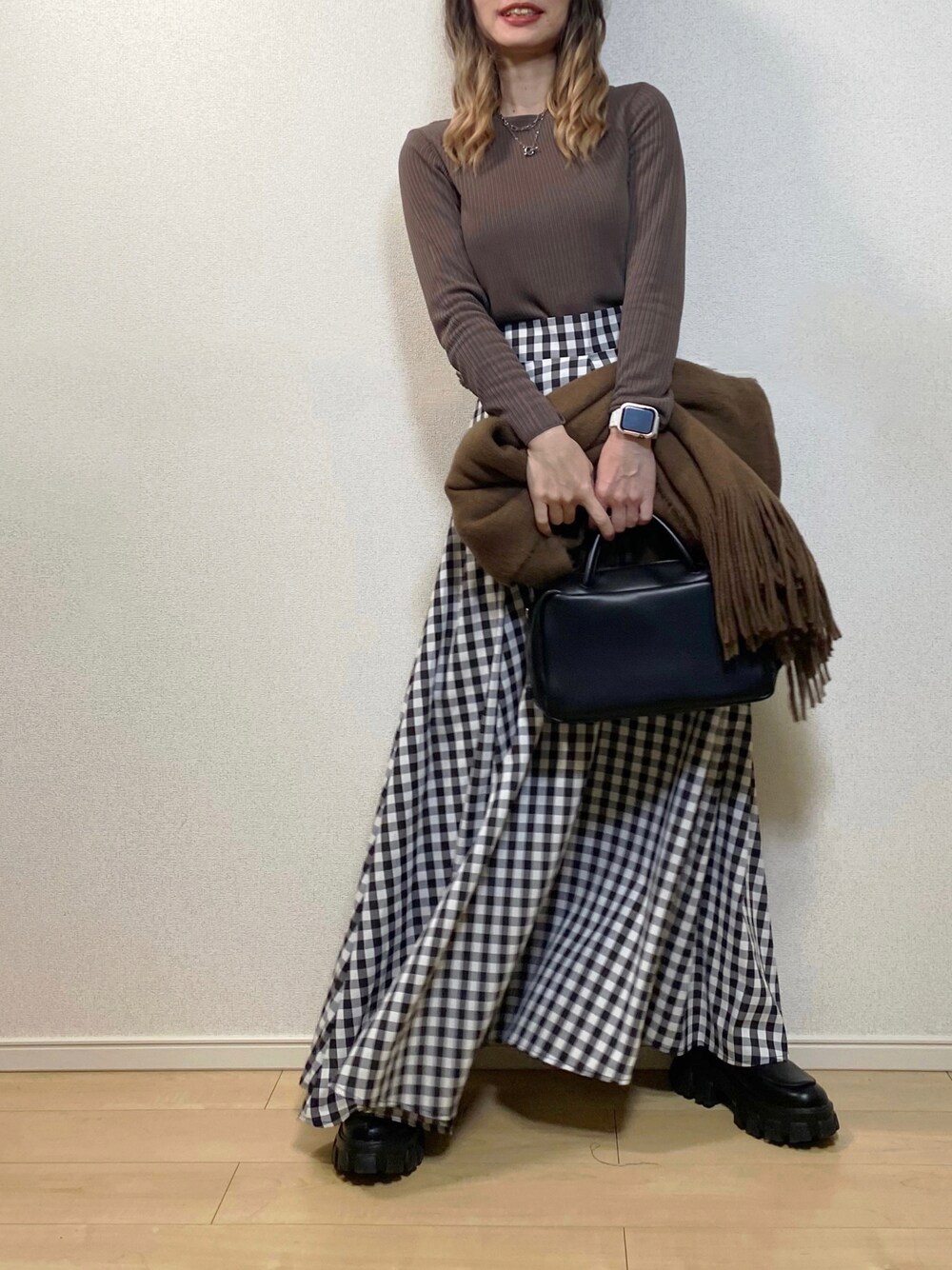 「春コーデ、ニット、ニットコーデ、アーバンリサーチラボ、SHEIN、プチプラ、厚底シューズ、レースアップシューズ、AMO_RIN、ギンガムチェック、ギンガムチェックスカート、ロングスカート、フレアスカート、ボストンバッグ、タックイン」｜「UR Lab.のサラサラリブクルーネックニット（ニット/セーター、グレー系）」を使った、高野軍曹さん（レディース・158cm）の春コーディネートの1枚目の写真