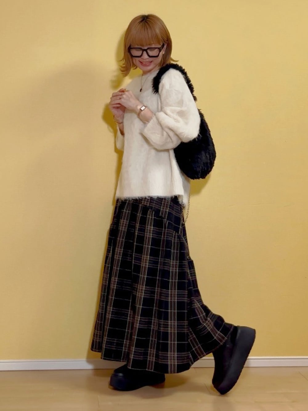 「秋っぽコーデ更新中、めがね、メガネ女子、シャギーニット、ニットコーデ、ゆるニット、腕時計、SKAGEN、チェックスカート、ショートブーツ、サイドゴアブーツ、しまむら、ロングスカート、厚底ブーツ、秋服準備はじめました」｜「Shoes in Closetの【24AW新作】厚底 プラットフォーム 素材MIX スニーカーライク サイドゴア ブーツ 2444（ブーツ、ブラック系）」を使った、高野軍曹さん（レディース・158cm）の秋コーディネートの1枚目の写真
