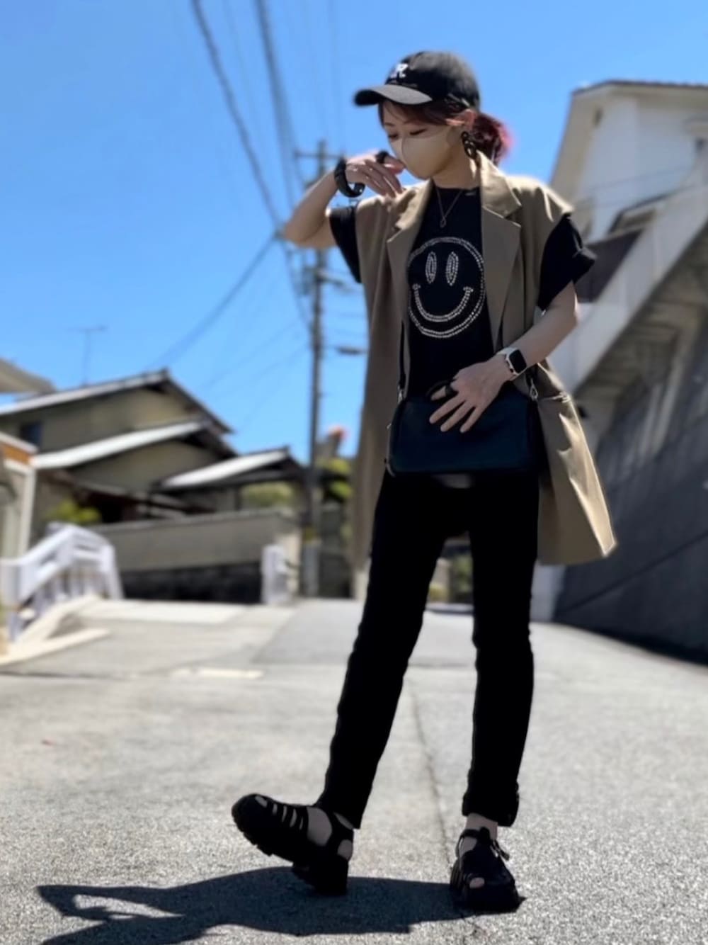 「レイヤードスタイル、黒×ベージュ、ニコちゃん、黒Tシャツ、apretro、グルカサンダル、ベスト、ベスト×Tシャツ、ベストコーデ、ジレ、ジレスタイル、SHEIN、プチプラ、スキニーデニム、黒スキニー」｜「ap retroのニコちゃんスタッズTEE（Tシャツ/カットソー、ブラック系）」を使った、高野軍曹さん（レディース・158cm）の夏コーディネートの1枚目の写真