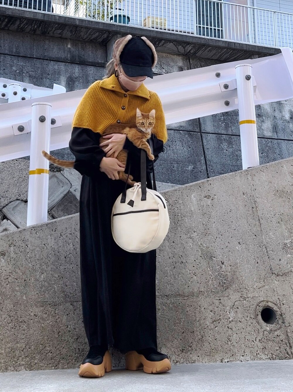 「春色、ポンチョ、スヌード、ネックウォーマー、mivialoca、キャップ、サークルバッグ、SHEIN、AliExpress、ワンピース、パフスリーブ、マキシ丈ワンピース、黒ワンピ、大人カジュアル、お出かけコーデ」｜「mi via locaのウール混 カラーニットハイネックスヌード（ネックウォーマー/スヌード、イエロー系）」を使った、高野軍曹さん（レディース・158cm）の冬コーディネートの1枚目の写真