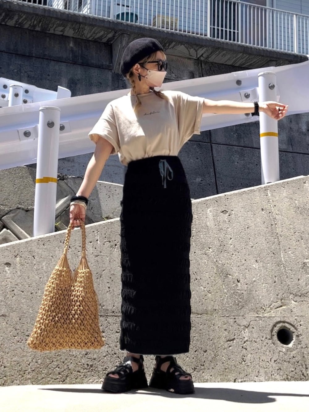 「ロゴT、reca、お出かけコーデ日記、ベレー帽、ベレー帽×メガネ、polcadot、ダテメガネ、メガネ女子、グルカサンダル、厚底サンダル、タイトスカート、ナロースカート、Iラインスカート、mivialoca、編みバッグ」｜「recaの筆記体プリントロゴＴシャツ（Tシャツ/カットソー、ベージュ系）」を使った、高野軍曹さん（レディース・158cm）の春コーディネートの1枚目の写真