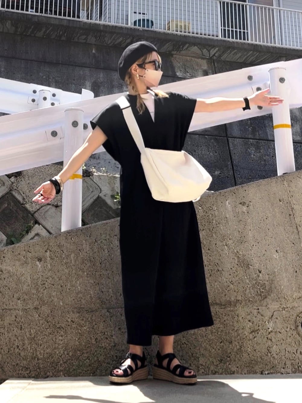「ジャンパースカート、ジャンスカ、モノトーン、ブラックコーデ、apretro、ベレー帽、ベレー帽×メガネ、サーモベレー、clarks、サングラス、SHEIN、お出かけコーデ日記、ショルダーバッグ、florist、オトナカジュアル」｜「ap retroの深スリットジャンスカ（ワンピース、ブラック系）」を使った、高野軍曹さん（レディース・158cm）の春コーディネートの1枚目の写真