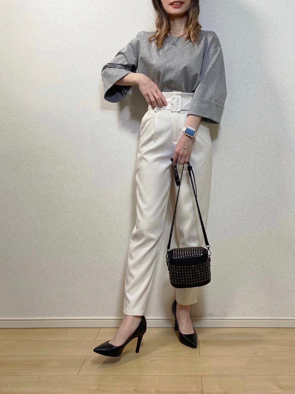 「春服みてみて、春コーデ、シンプルコーデ、モノトーンコーデ、スタッズバッグ、ミニバッグ、GU、パンプス、テーパードパンツ、白パンツ、ハイウエストパンツ、GRL、プチプラ、パンツスタイル、カラーパンツ」｜「STYLE PROUDのアイテム（トップス、ブラック系）」を使った、高野軍曹さん（レディース・158cm）の春コーディネートの1枚目の写真