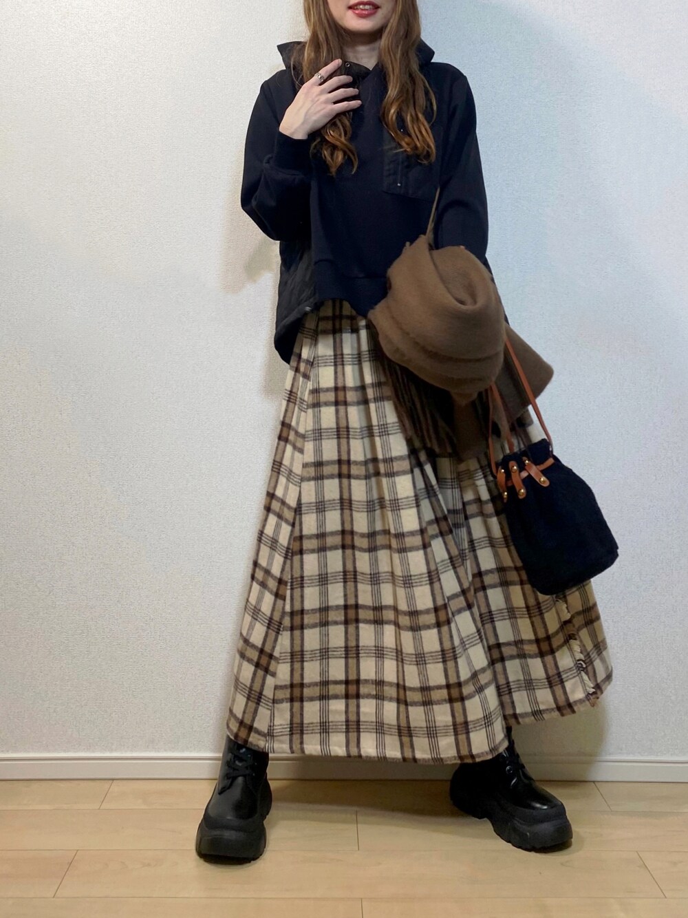 「パーカー、パーカーコーデ、COTORICA.、ボアバッグ、巾着バッグ、AMO_RIN、ショートブーツ、トラックソールブーツ、レースアップブーツ、厚底ブーツ、チェックスカート、きれいめカジュアル、休日コーデ、カジュアルコーデ、スカートスタイル」｜「deux amourのチェックスカート（スカート、ベージュ系）」を使った、高野軍曹さん（レディース・158cm）の冬コーディネートの1枚目の写真