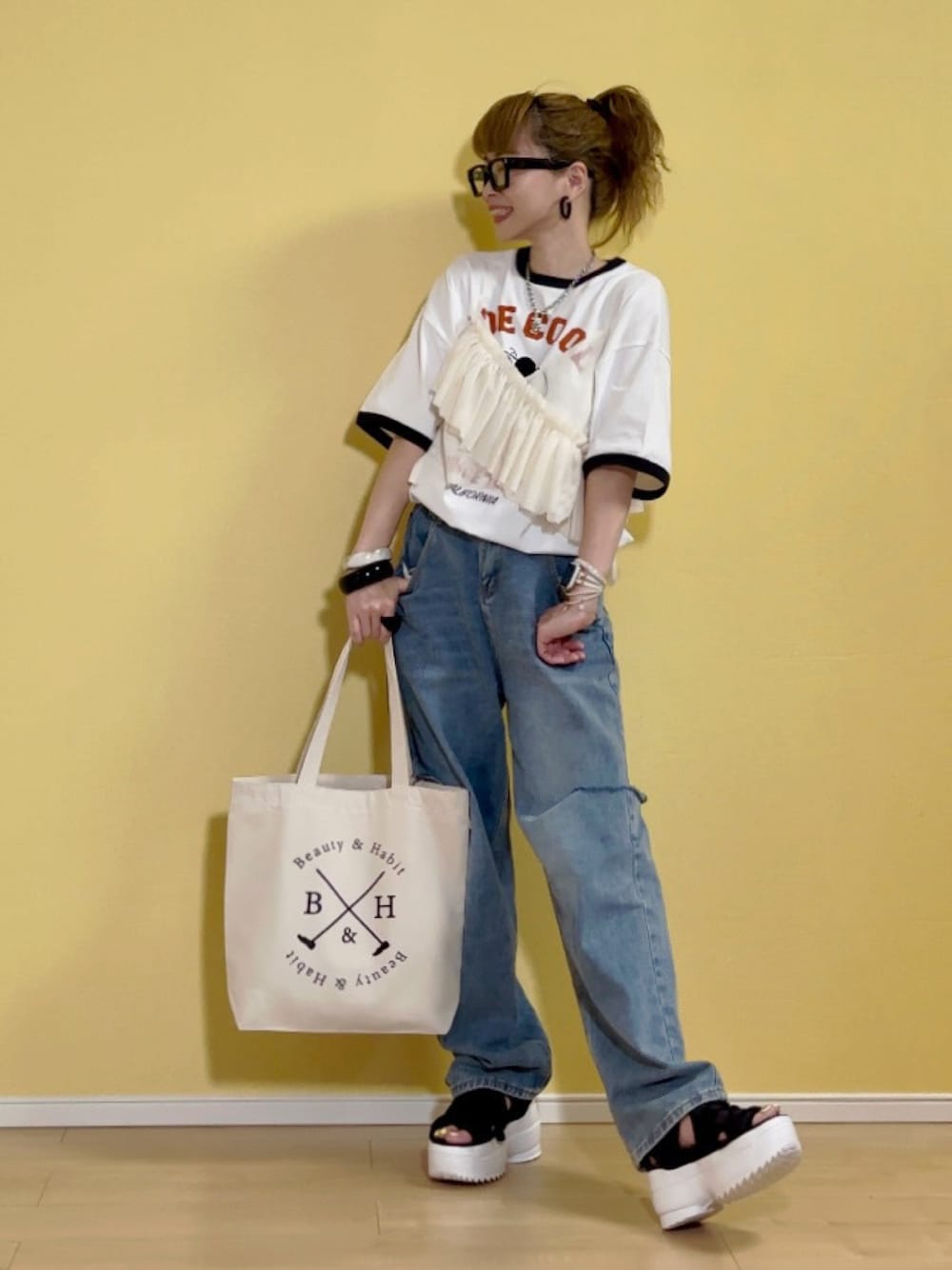 「夏コーデ、レイヤードスタイル、プチプラ、ビスチェ、ビスチェ×デニム、ビスチェコーデ、notch.、スヌーピー、リンガーTシャツ、スポーツサンダル、厚底サンダル、SHEIN、GU、韓国ファッション、キャンバストート」｜「notch.のチュールアシメフリルビスチェ（キャミソール、ホワイト系）」を使った、高野軍曹さん（レディース・158cm）の夏コーディネートの1枚目の写真