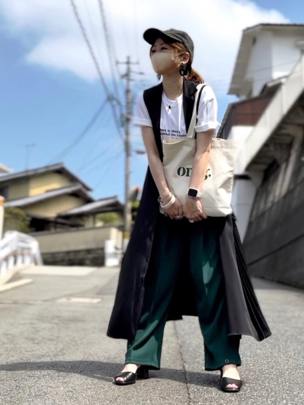 「レイヤードスタイル、ジレ、ベスト、シャツワンピ、サイドプリーツ、キャップ、SHEIN、スクエアトゥ、グリーン、グリーンパンツ、ワイドパンツ、タックパンツ、apretro、ロゴT、白Tシャツ」｜「ap retroの【_____m.weコラボ】ギャザータックワイドパンツ/裾ボタンパンツ　２WAYパンツ（その他パンツ、グリーン系）」を使った、高野軍曹さん（レディース・158cm）の夏コーディネートの1枚目の写真