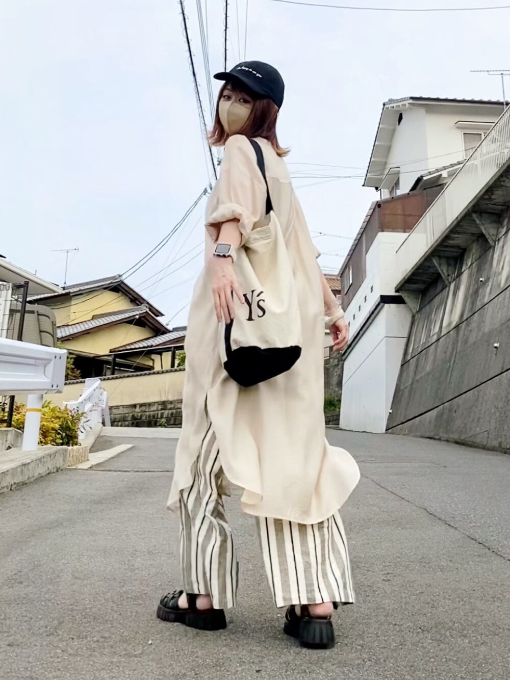 「レイヤードスタイル、ワンピース、ワントーンコーデ、夏ワンピース、シャツワンピ、ワンピーススタイル、ITEMS URBANRESEARCH、ワイドパンツ、柄パンツ、ストライプパンツ、イージーパンツ、バケツバッグ、グルカサンダル、SHEIN、キャップ」｜「ITEMS URBANRESEARCHのノーカラーロングシャツワンピース（シャツワンピース、ベージュ系）」を使った、高野軍曹さん（レディース・158cm）の春コーディネートの1枚目の写真